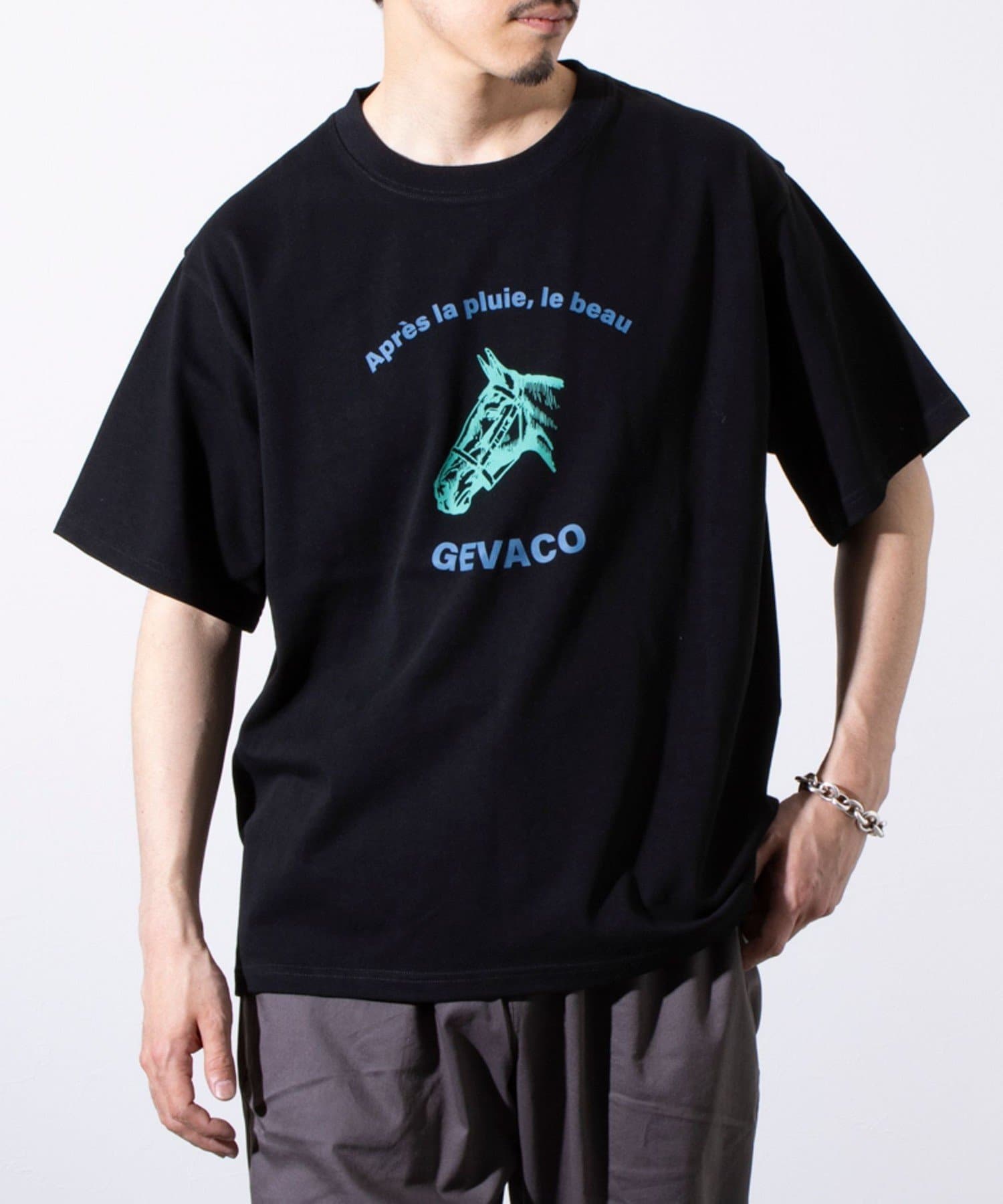 No.8123M"GEVACO"の馬プリントが目を惹くコーデのアクセントにぴったりなプリントTEE■デザインシンプルながらも存在感あるプリントが魅力の1枚。主張しすぎないデザインな