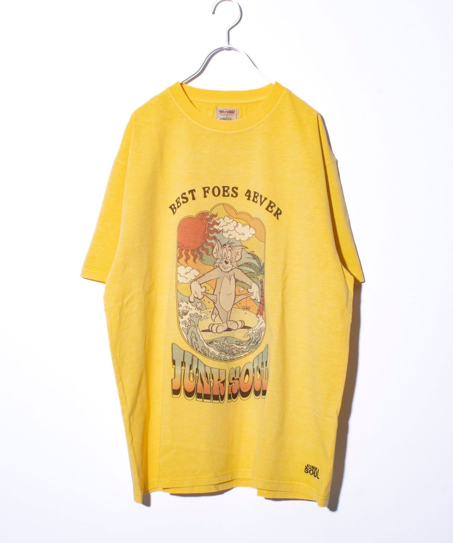 TOM & JERRY（トムとジェリー）のデザインが施されたクルーネックプリントTシャツ。古着のようなかすれた風合いが特徴です。背面ネック部分のさりげないプリントもポイント。身幅の広いワイドシ