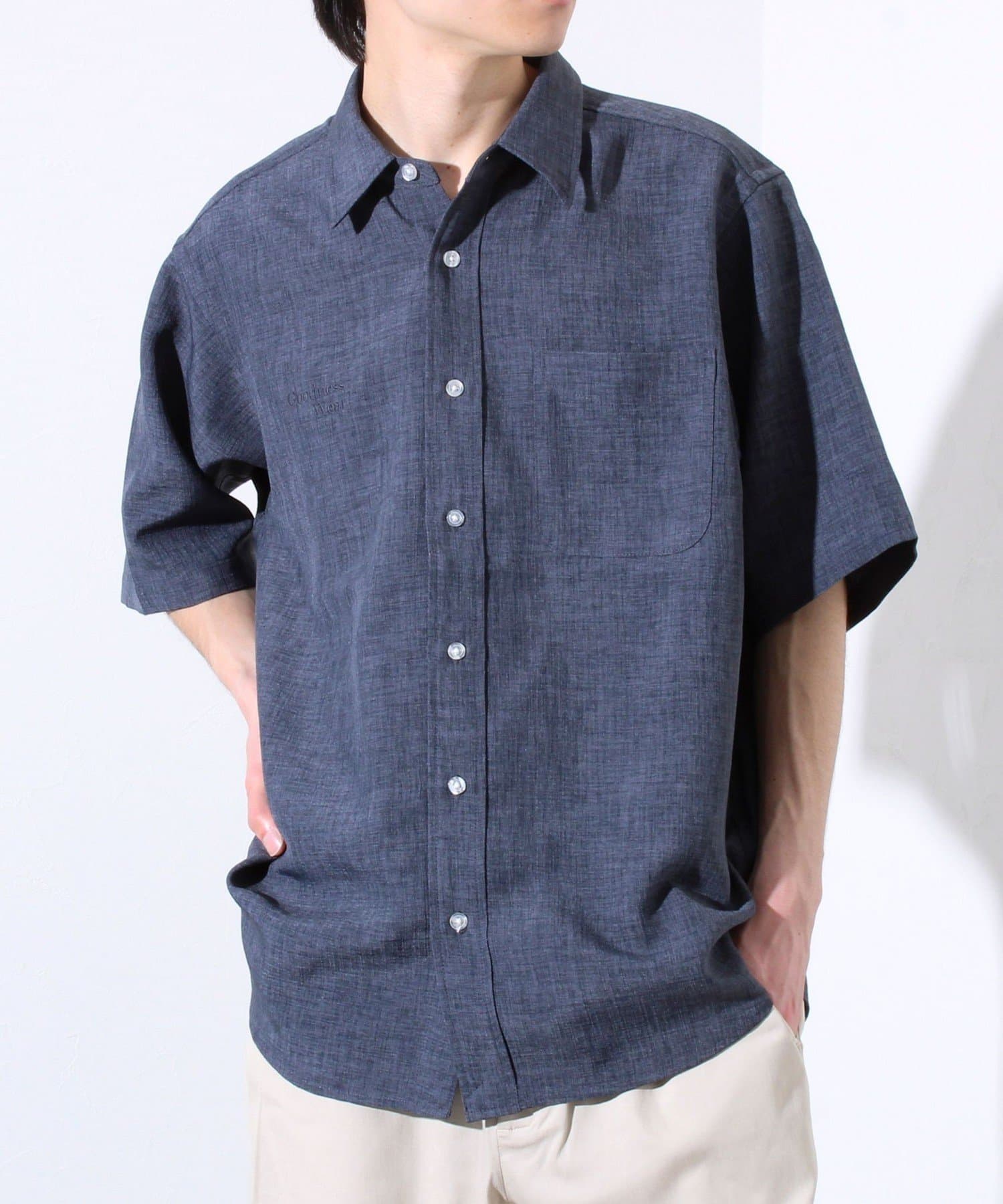 GLOSTERのアイコンでもあるGOODNESSシリーズから、夏に活躍するショートスリーブシャツが登場・あえて右胸に施したロゴ刺繍がアクセント・クイックドライ、ウォッシャブル素材の機能性も〇・全体的に