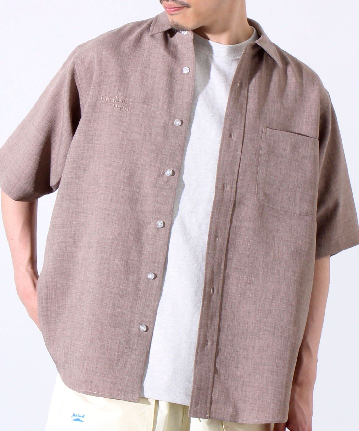 GLOSTERのアイコンでもあるGOODNESSシリーズから、夏に活躍するショートスリーブシャツが登場・あえて右胸に施したロゴ刺繍がアクセント・クイックドライ、ウォッシャブル素材の機能性も〇・全体的に