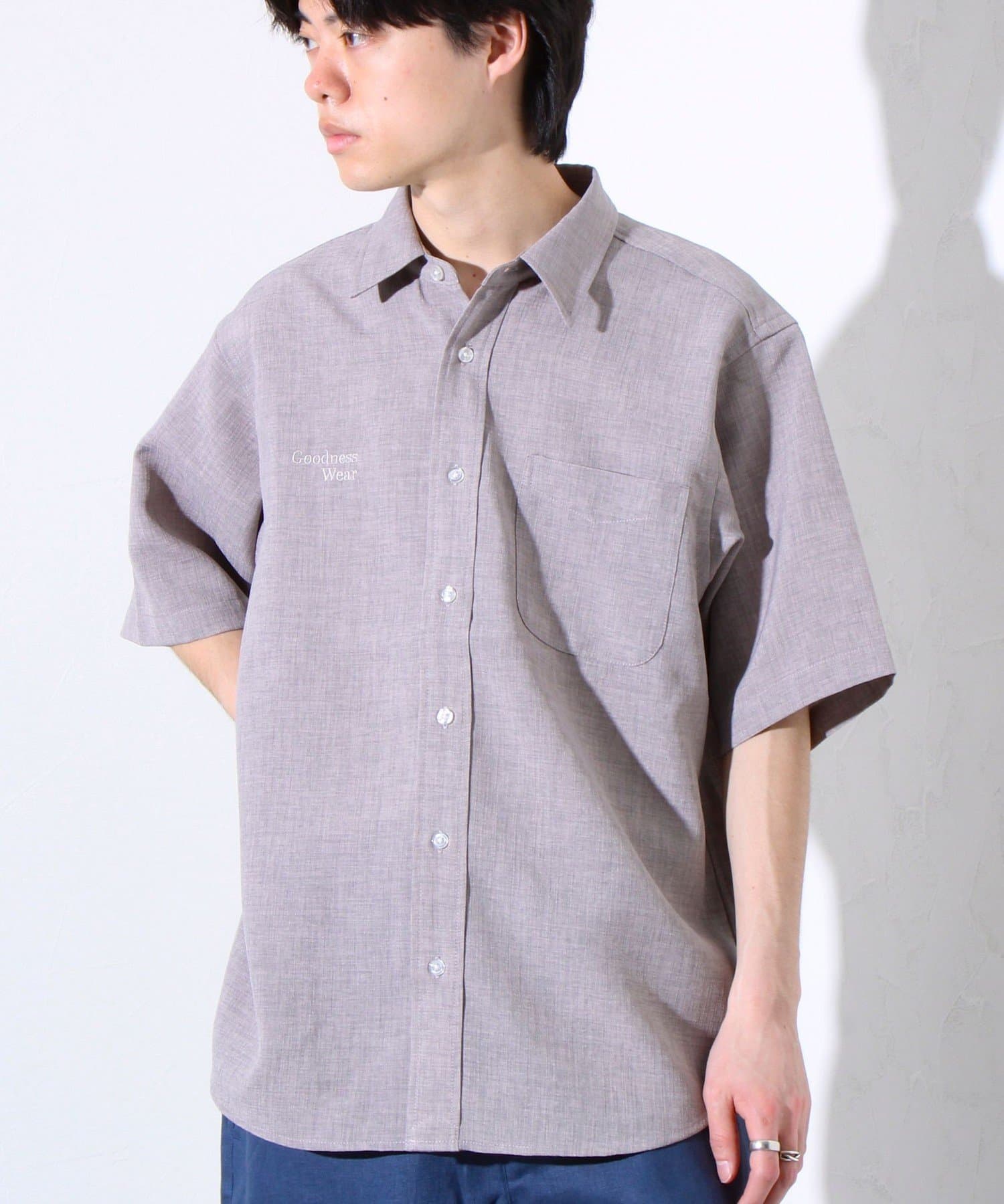 GLOSTERのアイコンでもあるGOODNESSシリーズから、夏に活躍するショートスリーブシャツが登場・あえて右胸に施したロゴ刺繍がアクセント・クイックドライ、ウォッシャブル素材の機能性も〇・全体的に