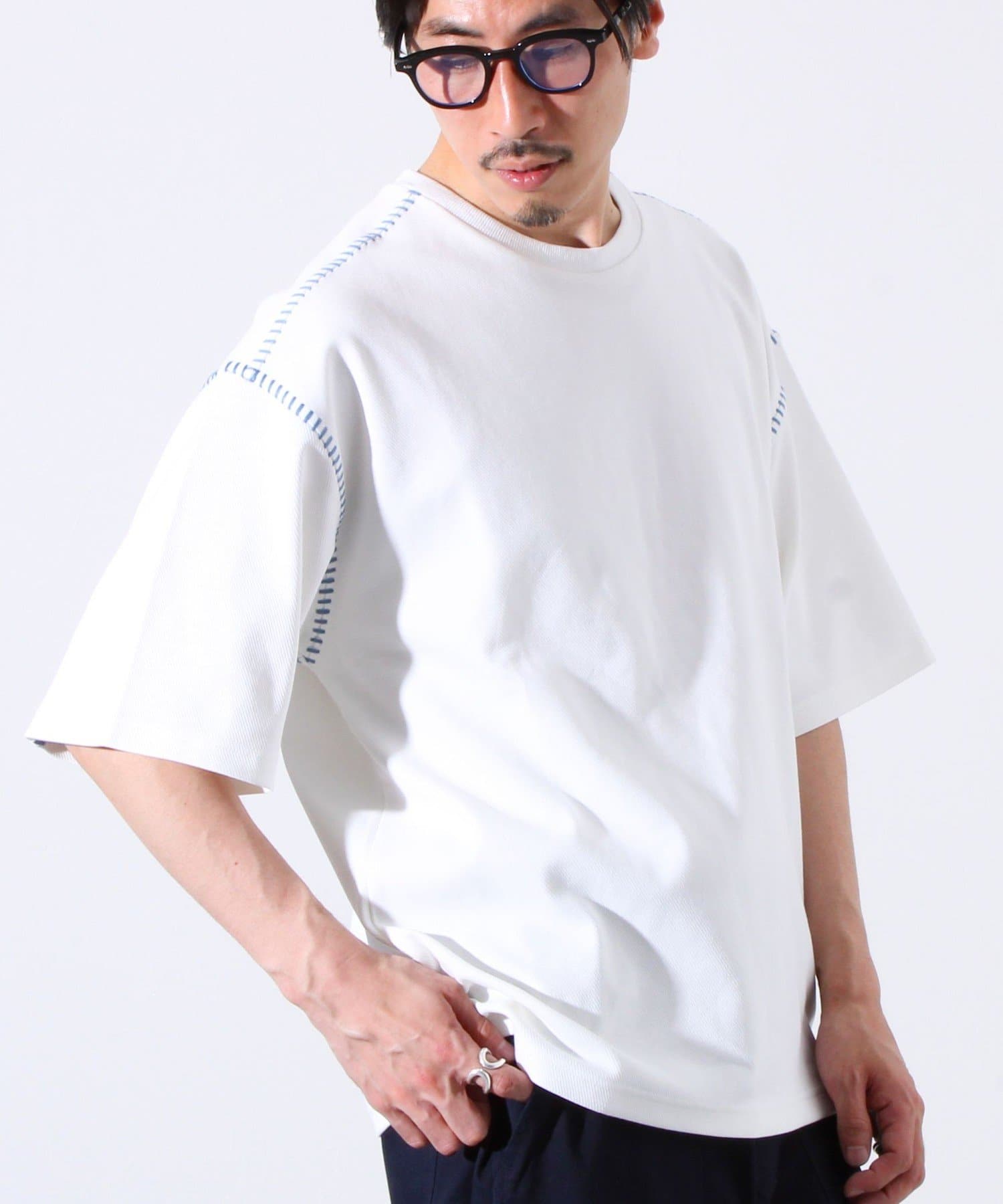肩と袖部分に施された配色ステッチがアクセントのリラックスTEE・トレンドの大きめカラーステッチ使いがポイントのTシャツ・シルエットは夏のトップスとして主役になるビックシルエット/リラックスフィット・や