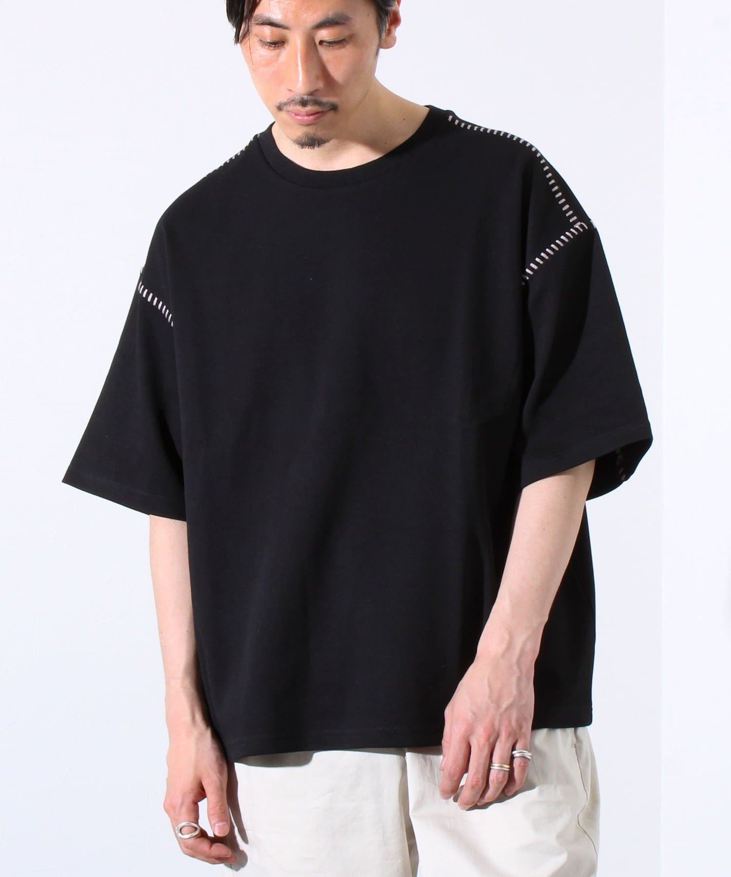 肩と袖部分に施された配色ステッチがアクセントのリラックスTEE・トレンドの大きめカラーステッチ使いがポイントのTシャツ・シルエットは夏のトップスとして主役になるビックシルエット/リラックスフィット・や