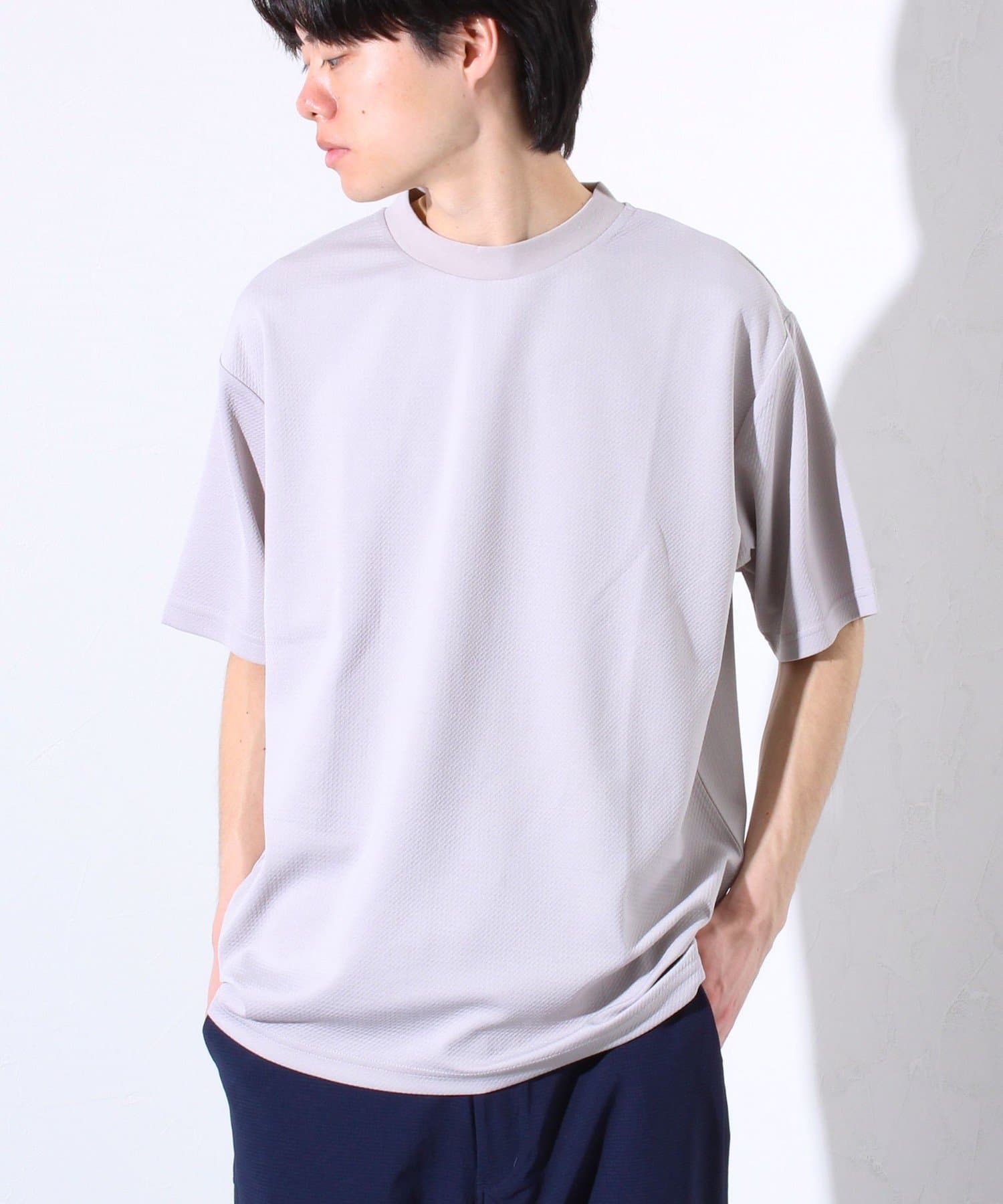 GLOSTERでは定番のジャガードTシャツ襟の高さを少し上げ、ジャケットのインナーに使いやすくなりました。リンクス編みで格子柄を表現したクルーネック半袖Tシャツ。上品なデザインや微光沢感が虜になる1着