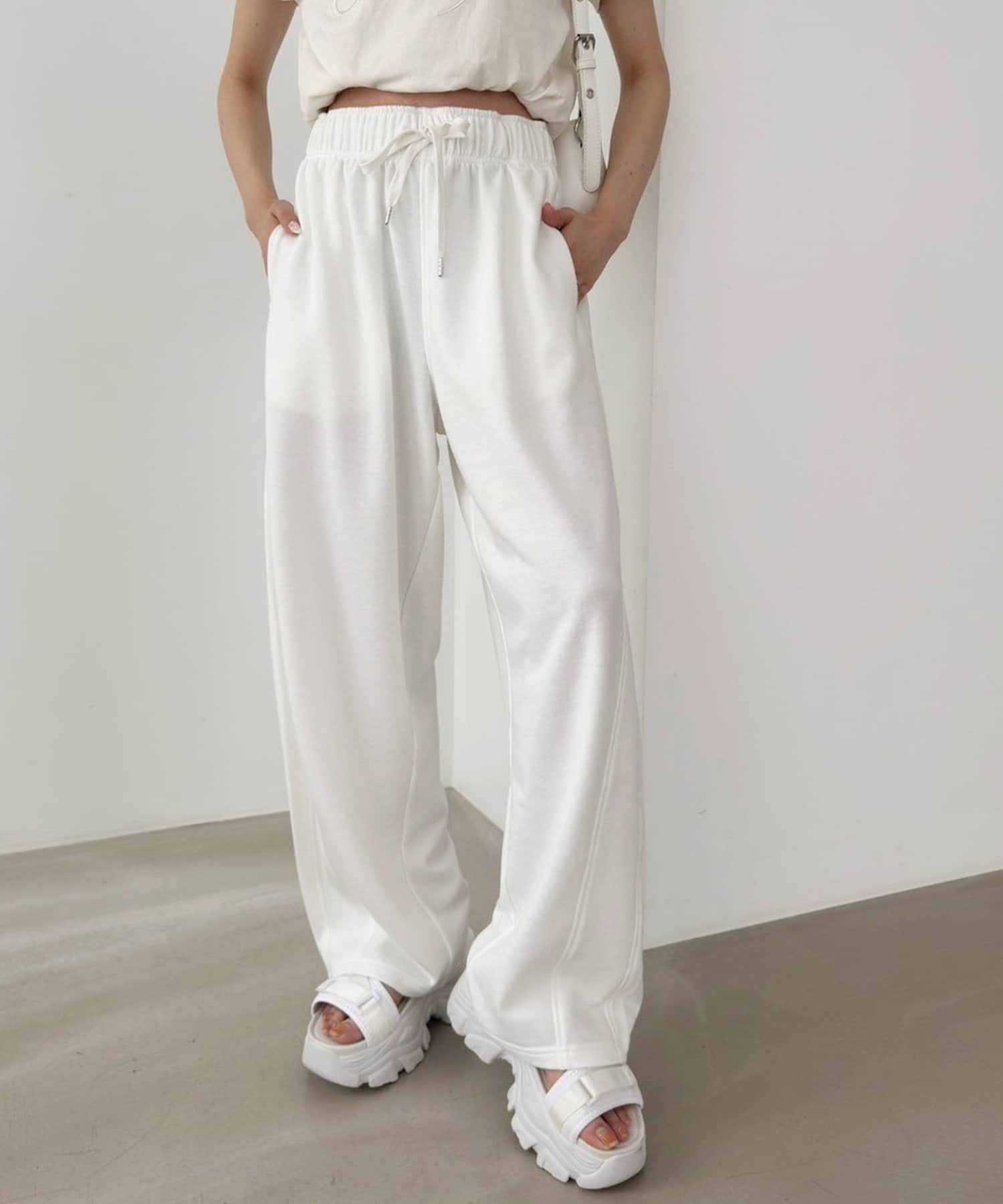 ~NICECLAUP 2025 Early Summer Collection~ゆるっとしたシルエットが魅力のスウェット素材のカーブパンツが登場！丸みのあるカーブデザインが特徴で、リラックス感がありな