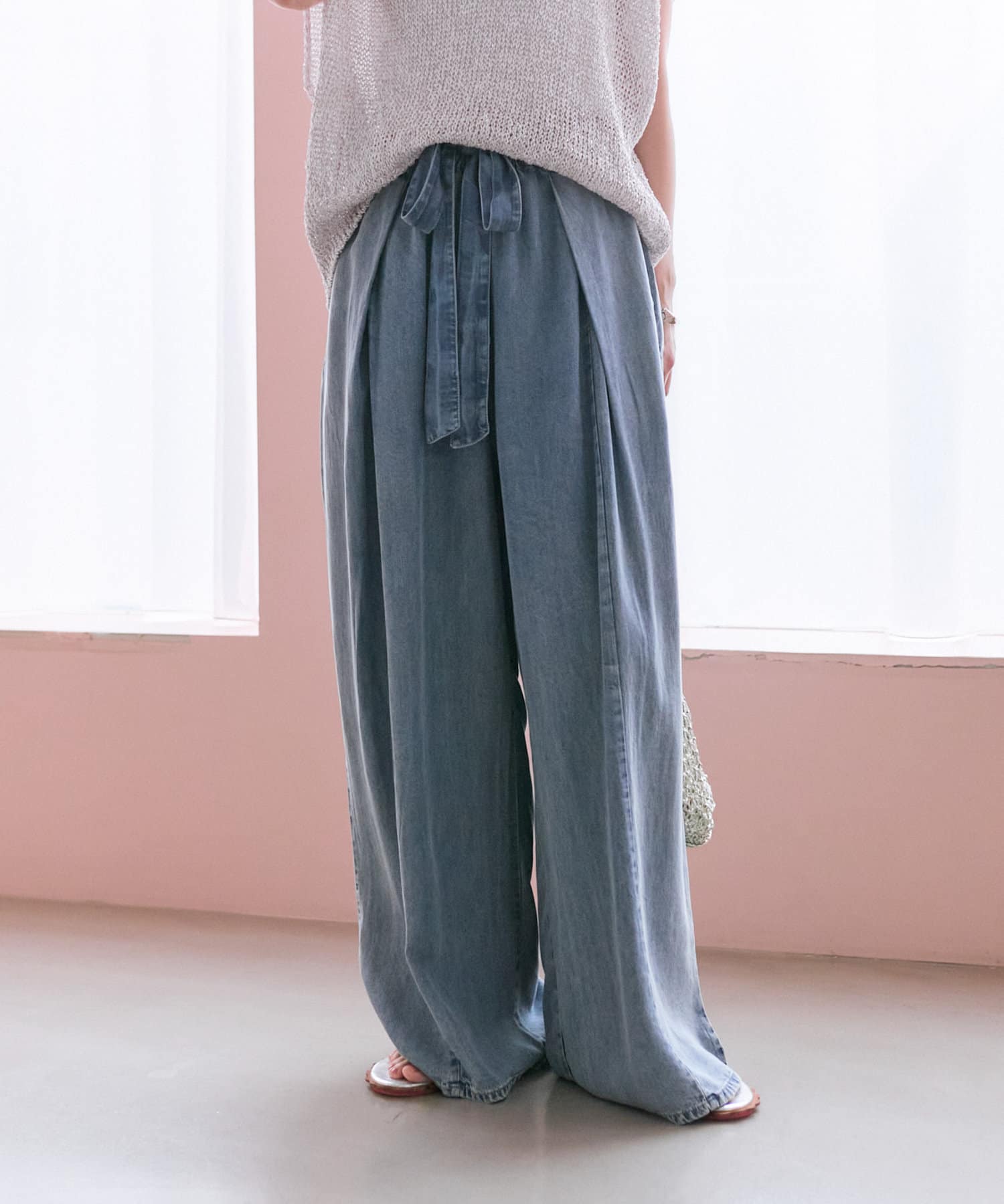 とろみ素材で魅せる、大人のリラックスワイドパンツ●デザインゆったりとしたシルエットと、再生繊維100％ならではの、とろみ感と落ち感が魅力のワイドパンツです。薄手で軽やかな素材感なので夏にもピッタリの一