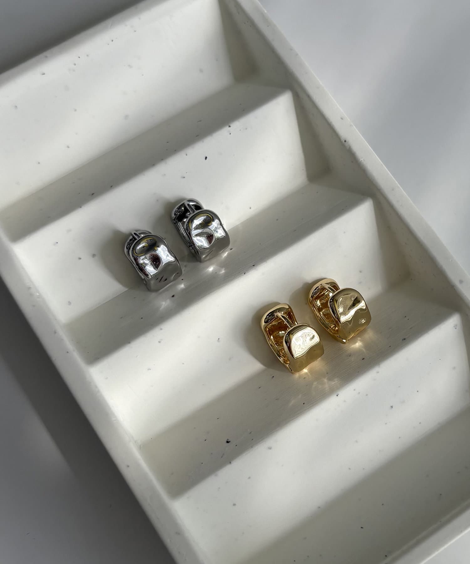 CAPRICIEUX LE'MAGE(カプリシュレマージュ) 〈GOLDY/ゴールディ〉ワイドミニフープワンタッチピアス