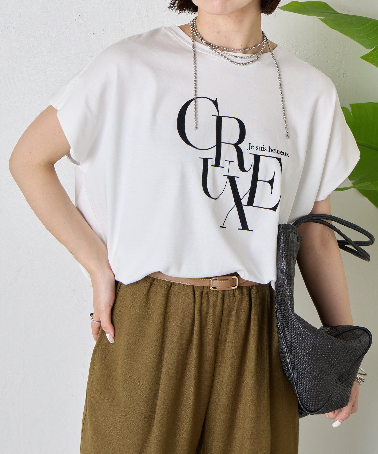 －商品ポイント－・一枚でサマになる、洗練されたロゴTシャツが登場。・袖丈は二の腕をきれいに見せてくれる長さで安心感も◎・大胆にあしらわれたフロッキーロゴが、カジュアル過ぎずに着ていただけるオトナなカッ