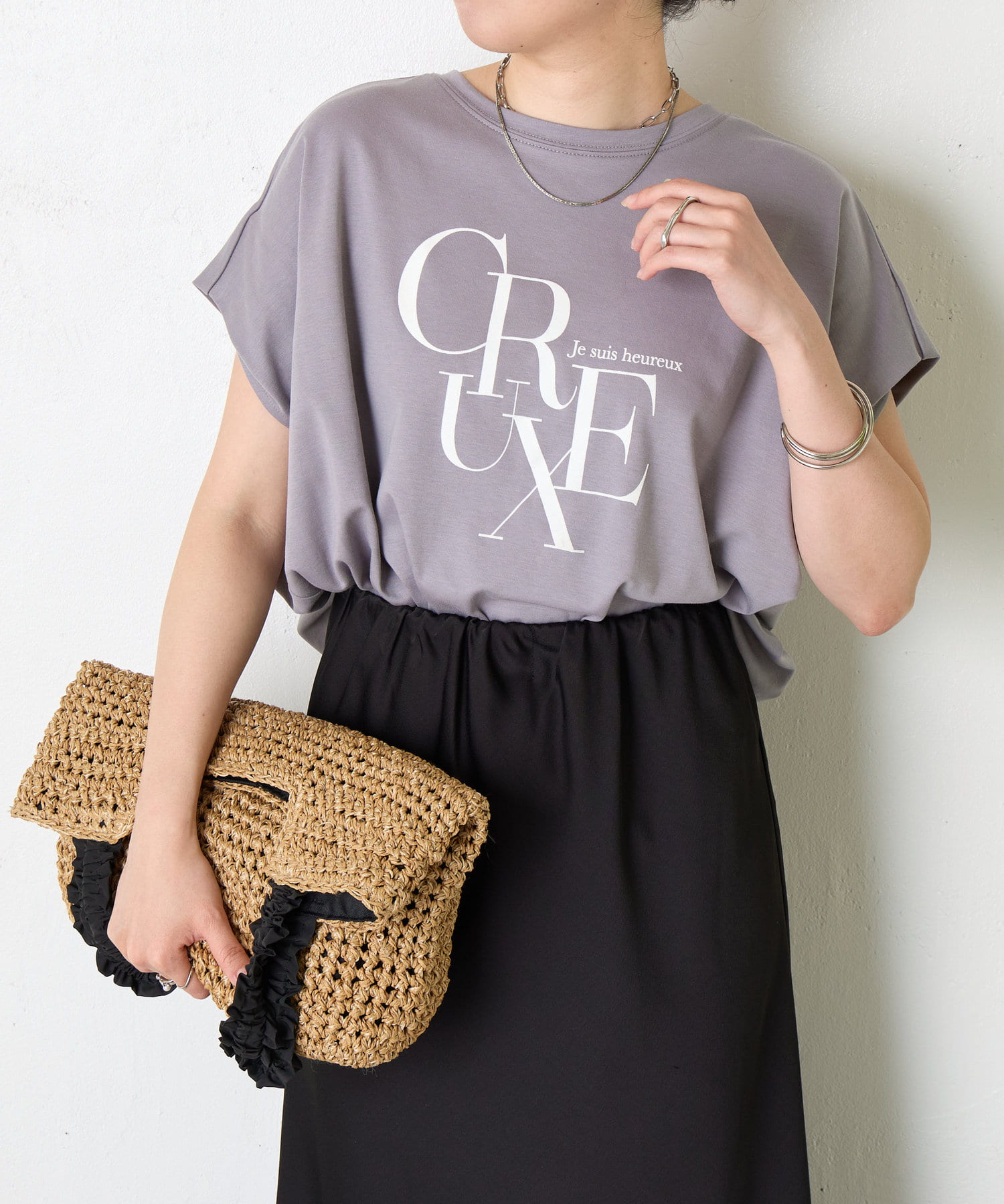 －商品ポイント－・一枚でサマになる、洗練されたロゴTシャツが登場。・袖丈は二の腕をきれいに見せてくれる長さで安心感も◎・大胆にあしらわれたフロッキーロゴが、カジュアル過ぎずに着ていただけるオトナなカッ
