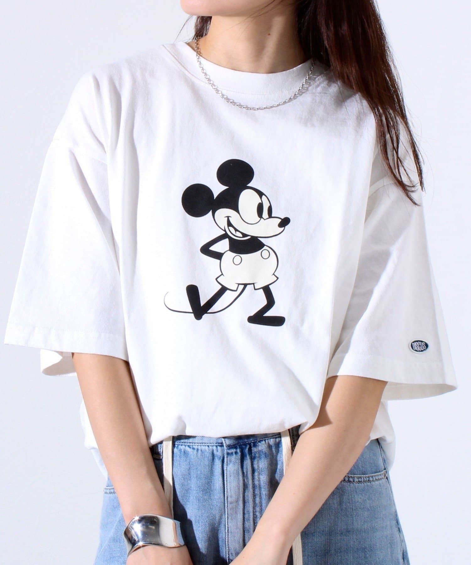 みんなに愛されるMICKEY/ミッキーとDISCUSとのコラボアイテムが登場！レトロなミッキーのプリントをフロントに配したクルーネックTシャツ。1枚でも様になりますが、アウターやシャツを羽織りに使って