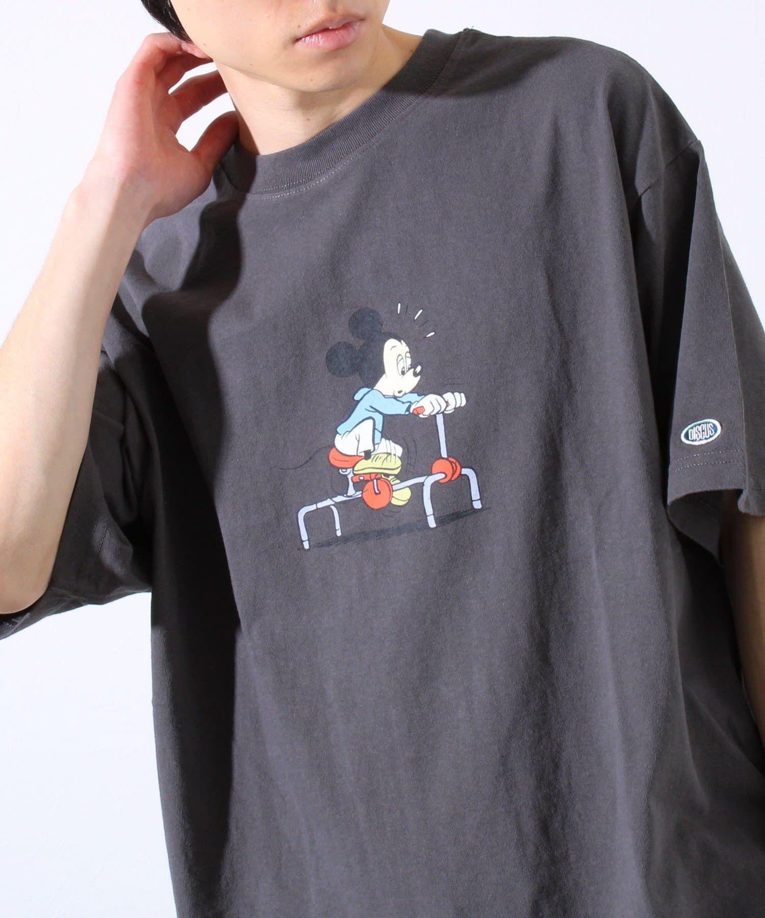 みんなに愛されるMICKEY/ミッキーとDISCUSとのコラボアイテムが登場！レトロなミッキーのプリントをフロントに配したクルーネックTシャツ。1枚でも様になりますが、アウターやシャツを羽織りに使って