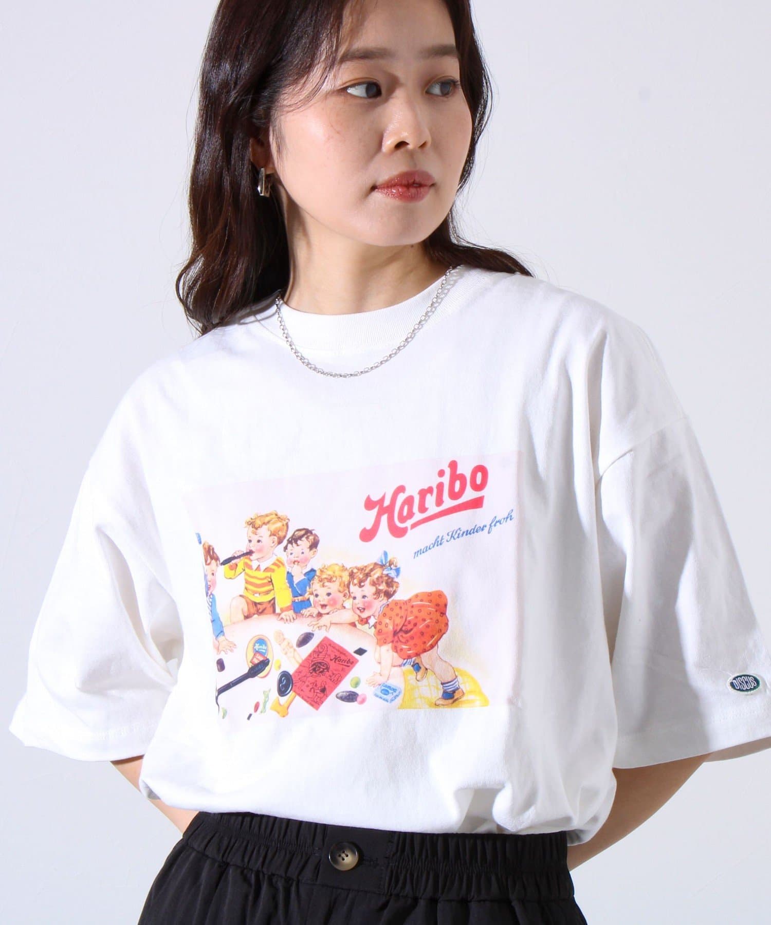 ハリボーとDISCUSとのコラボアイテムが登場！HARIBOのイラストやパッケージキャラクターをプリントしたクルーネックTシャツ。1枚でも様になりますが、アウターやシャツを羽織りに使ってもちらっとプリ