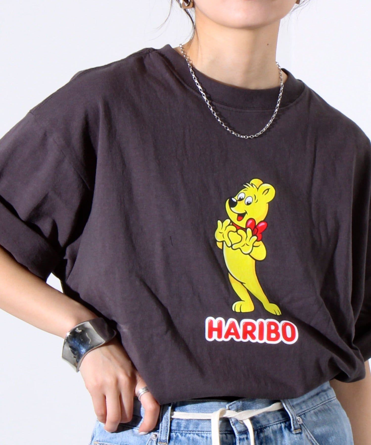 ハリボーとDISCUSとのコラボアイテムが登場！HARIBOのイラストやパッケージキャラクターをプリントしたクルーネックTシャツ。1枚でも様になりますが、アウターやシャツを羽織りに使ってもちらっとプリ
