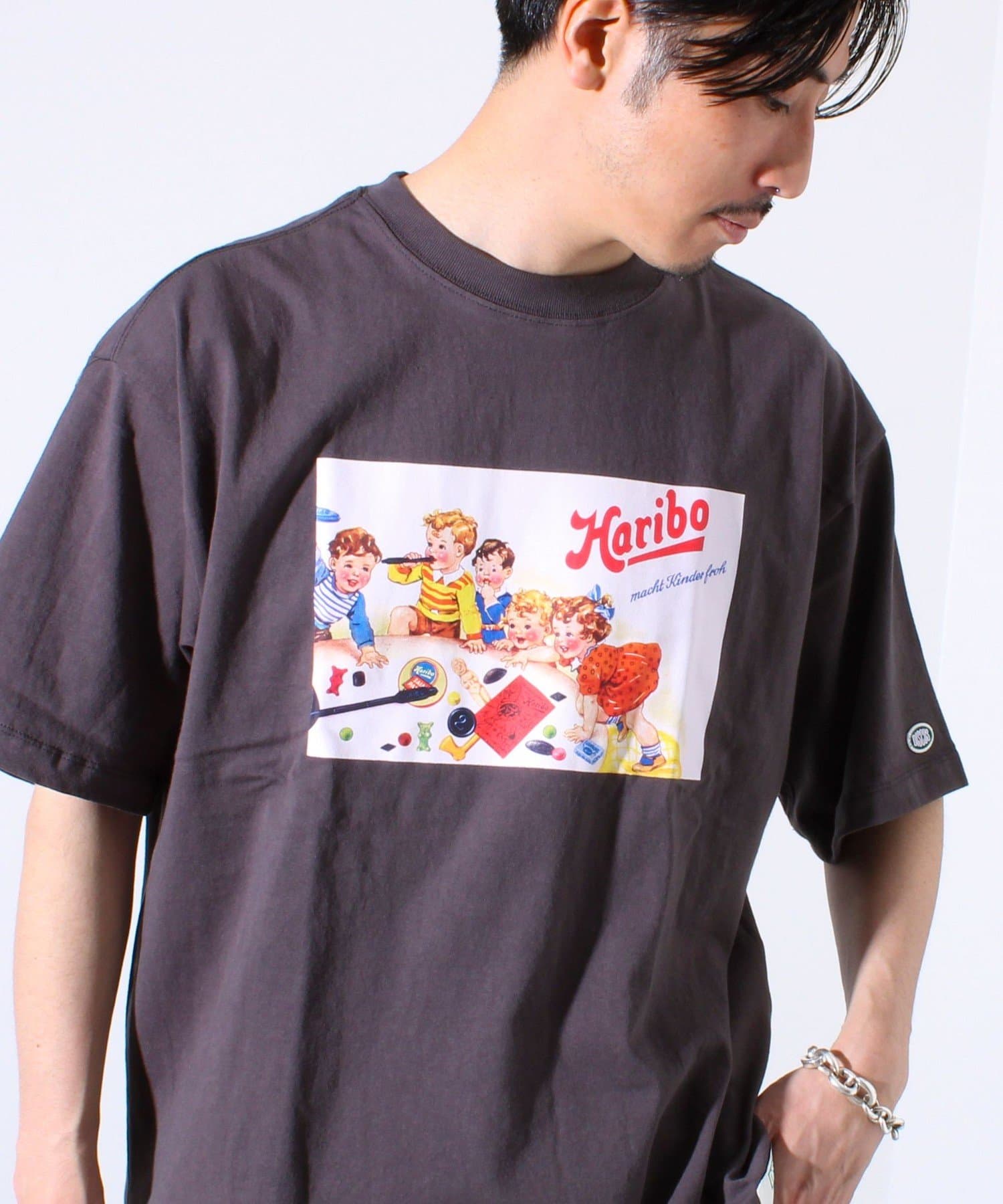ハリボーとDISCUSとのコラボアイテムが登場！HARIBOのイラストやパッケージキャラクターをプリントしたクルーネックTシャツ。1枚でも様になりますが、アウターやシャツを羽織りに使ってもちらっとプリ