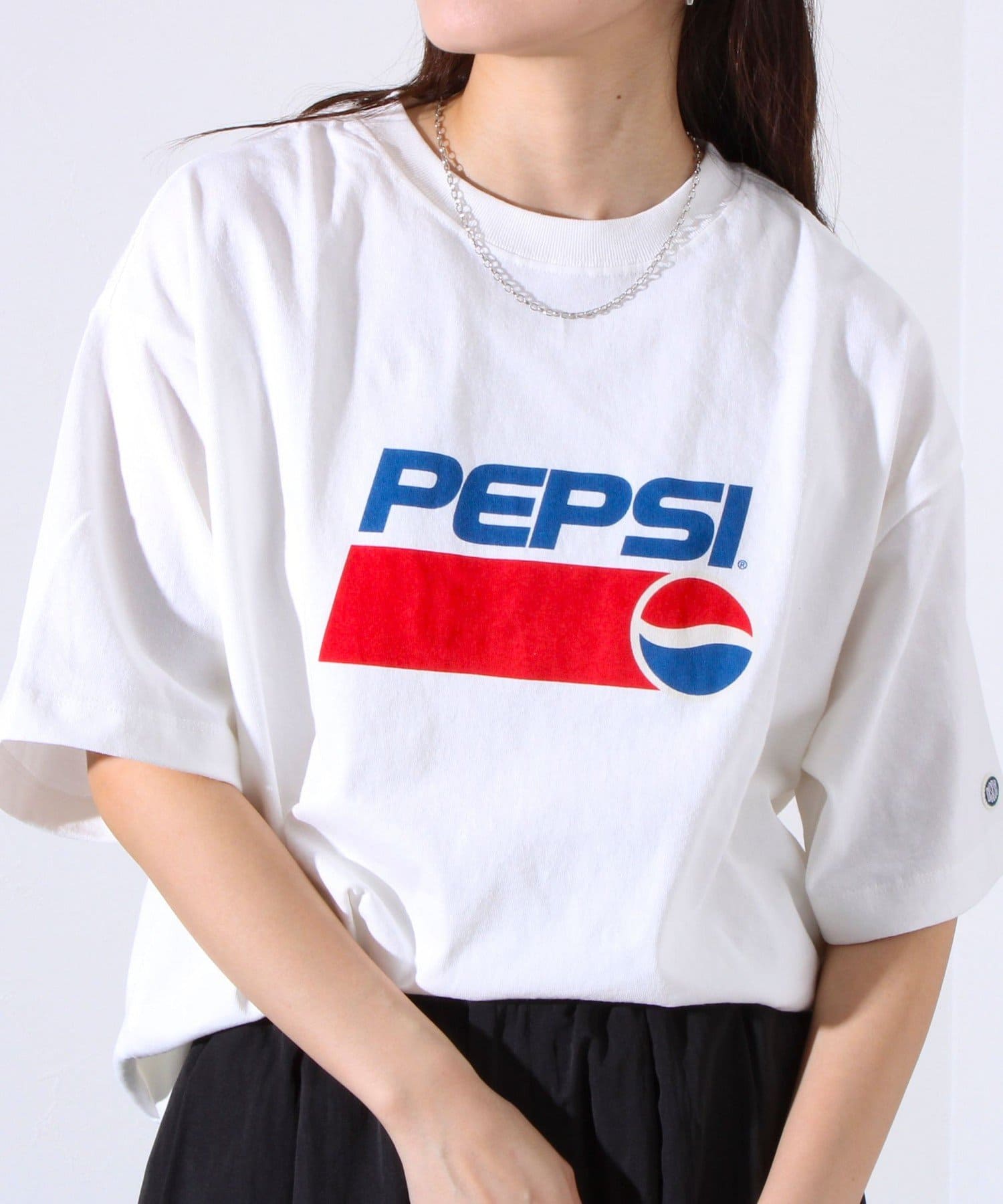 世界中で愛されるドリンクPEPSI/ペプシとDISCUSとのコラボアイテムが登場！ペプシのロゴプリントを配したクルーネックTシャツ。1枚でも様になりますが、アウターやシャツを羽織りに使ってもちらっとプ