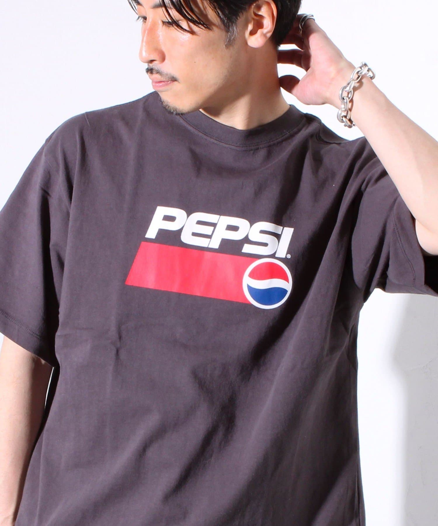 世界中で愛されるドリンクPEPSI/ペプシとDISCUSとのコラボアイテムが登場！ペプシのロゴプリントを配したクルーネックTシャツ。1枚でも様になりますが、アウターやシャツを羽織りに使ってもちらっとプ