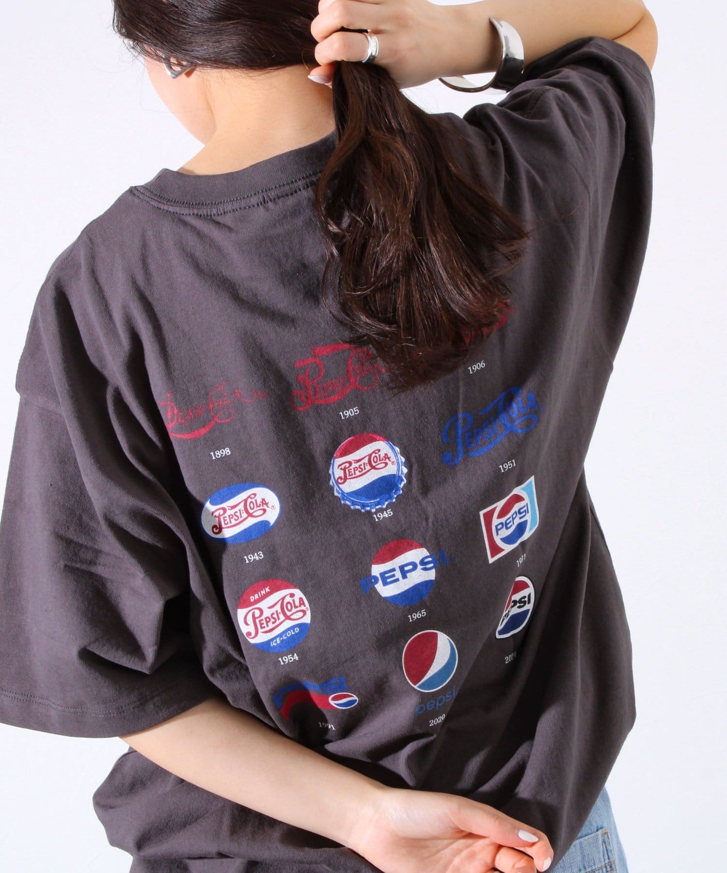 世界中で愛されるドリンクPEPSI/ペプシとDISCUSとのコラボアイテムが登場！ペプシのロゴプリントを配したクルーネックTシャツ。1枚でも様になりますが、アウターやシャツを羽織りに使ってもちらっとプ