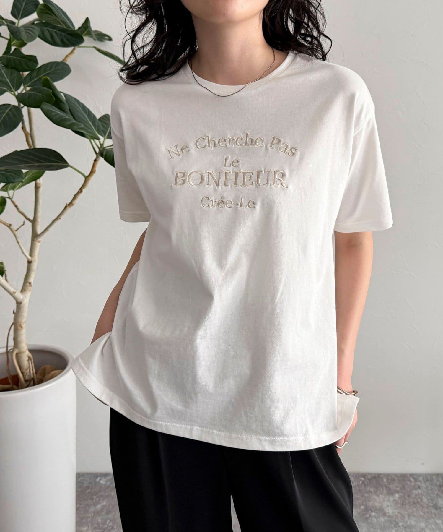 ◇fredy emue◇【2025 SS】ロゴ刺繍がお洒落な半袖T●point・フロントの刺繍が目を惹く半袖Tシャツです・ボディと同系色の刺繍が上品な1点・ベーシックなシルエットで合わせやすさも抜群で