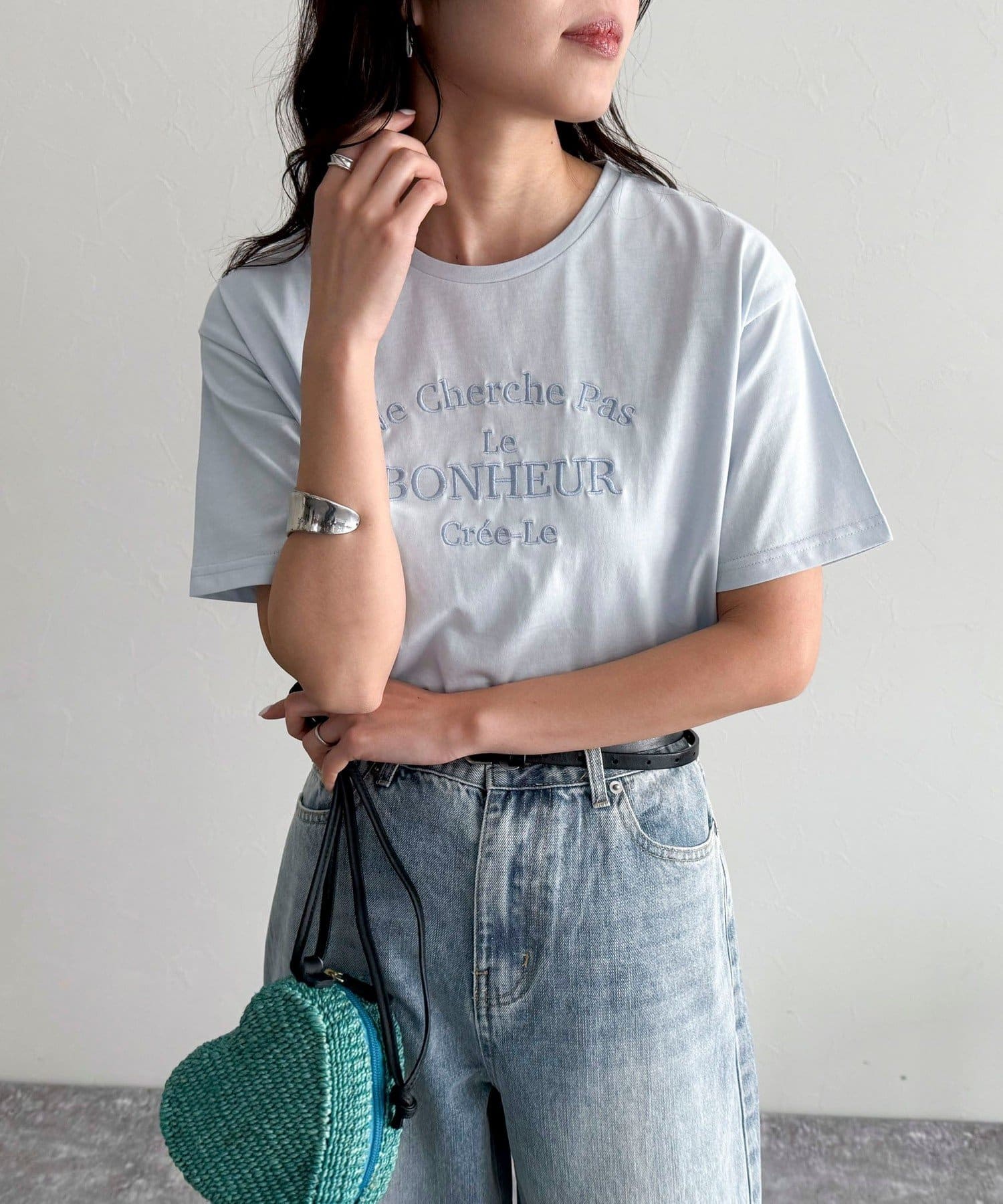 ◇fredy emue◇【2025 SS】ロゴ刺繍がお洒落な半袖T●point・フロントの刺繍が目を惹く半袖Tシャツです・ボディと同系色の刺繍が上品な1点・ベーシックなシルエットで合わせやすさも抜群で