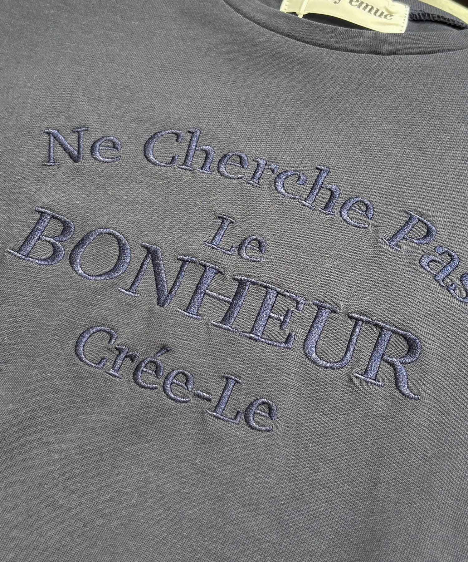 FREDY & GLOSTER(フレディ アンド グロスター) ワントーンロゴ刺繍Tシャツ