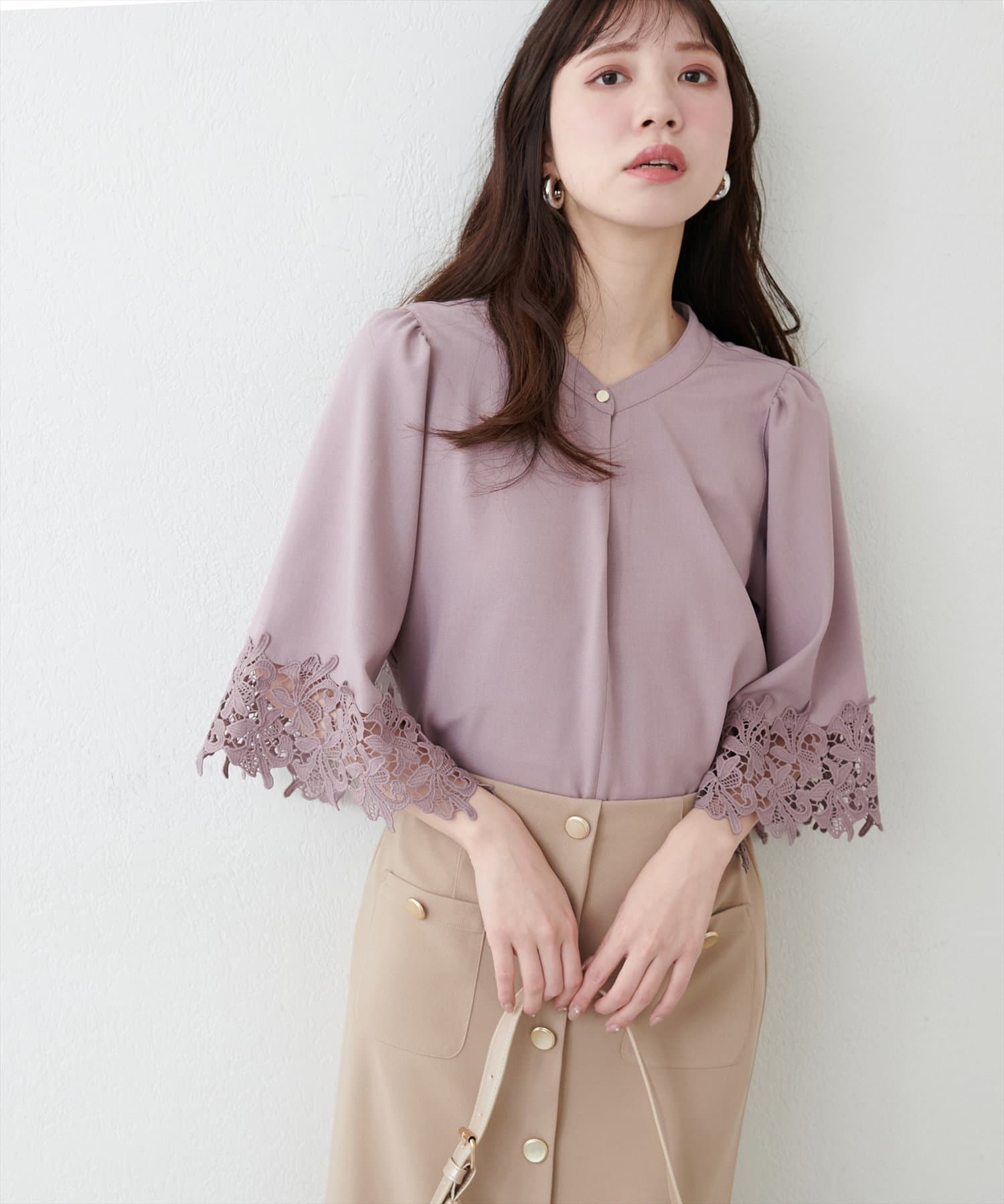 【2025SS natural couture】優雅な佇まいを叶えるレース袖ブラウス■Design一枚で洗練されたスタイルを完成させる、レース袖ブラウス。落ち着いたトーンの上質な素材と、繊細なレースの
