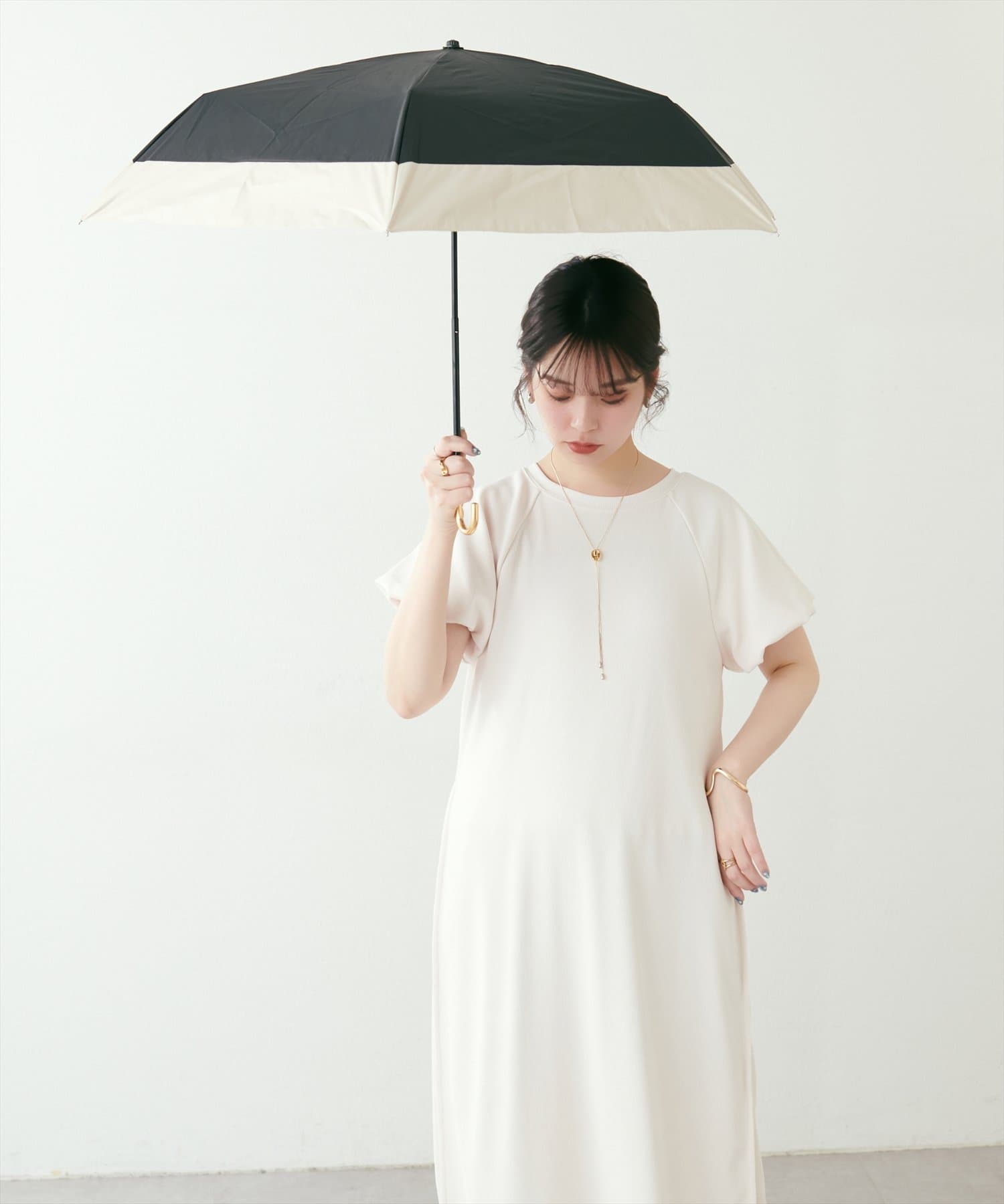 【2025SS natural couture】日常のマストアイテムバイカラーデザインで、持ちやすいカーブハンドルの折り畳み傘。UVカット仕様で晴雨兼用なので実用性も抜群。可愛くコンパクトに持ち歩きが