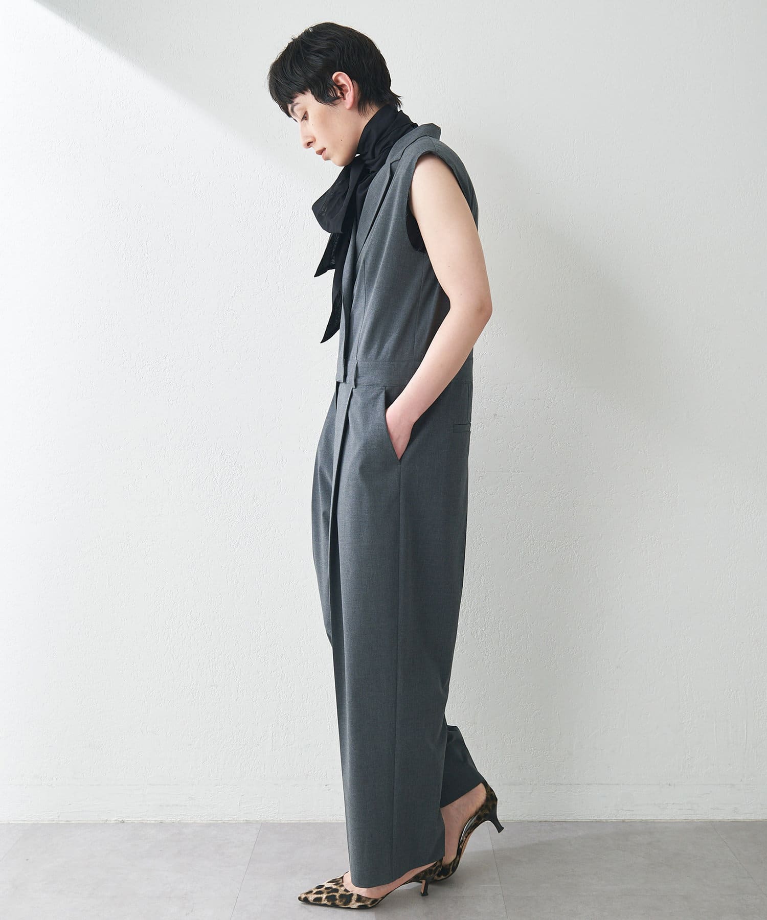 Whim Gazette(ウィム ガゼット) ＜インフルエンサーコラボ＞【THE PAUSE】テーラーカラーノースリーブジャンプスーツ