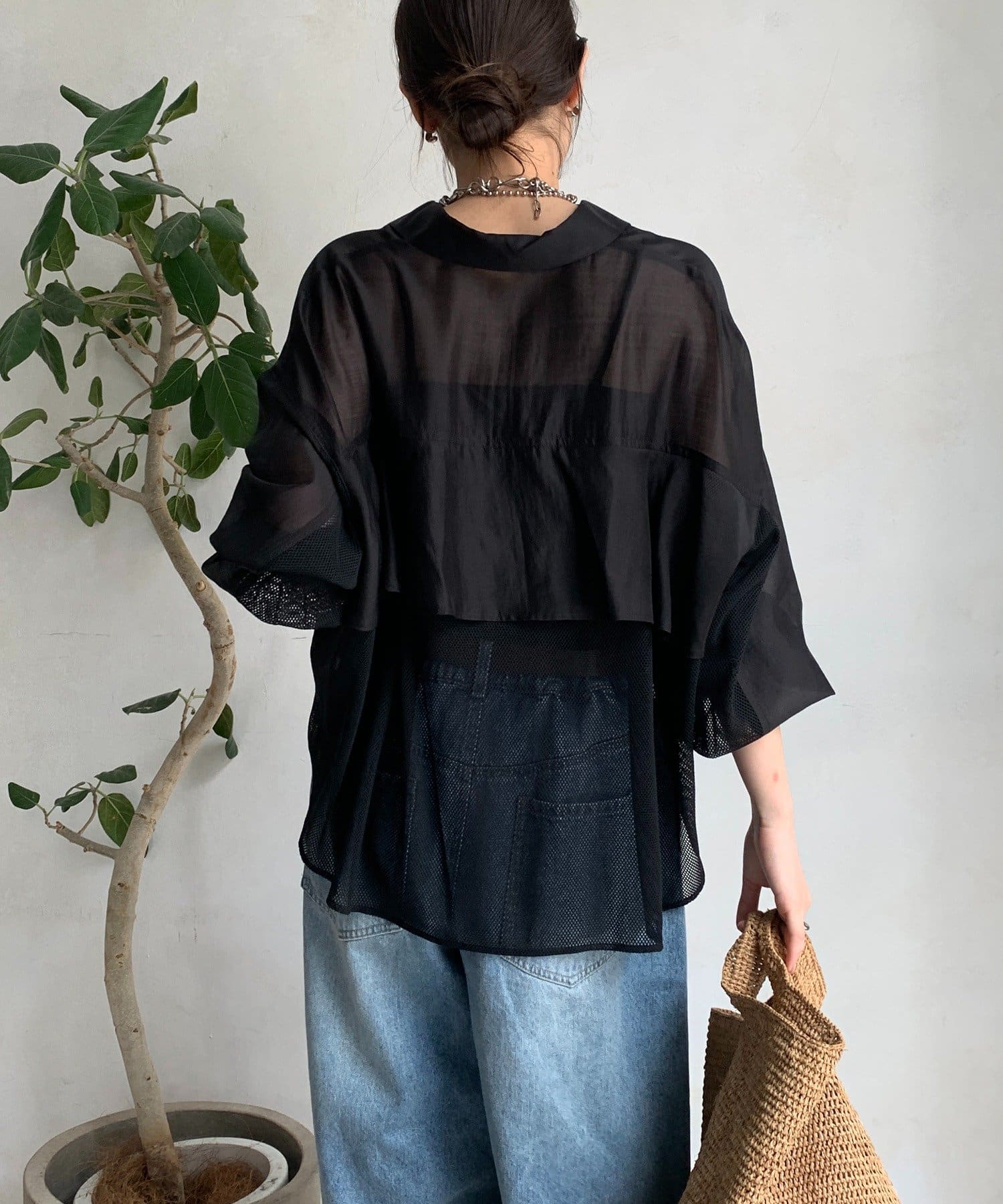 ■2025 SPRING & SUMMER ITEM■WEB限定!いつものシャツスタイルに、遊び心とトレンド感をプラス！ふんわりと広がるフリルが、360度どこから見ても美しい、洗練されたデザイ