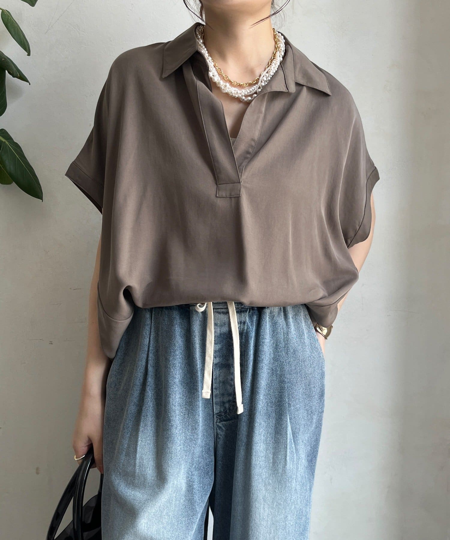 ■2025 SPRING & SUMMER ITEM■こなれ感漂う、大人のためのリラックスシャツ首元に抜け感のあるデザインがポイントのスキッパーブラウス。お袖はふんわりと二の腕を隠してくれる安