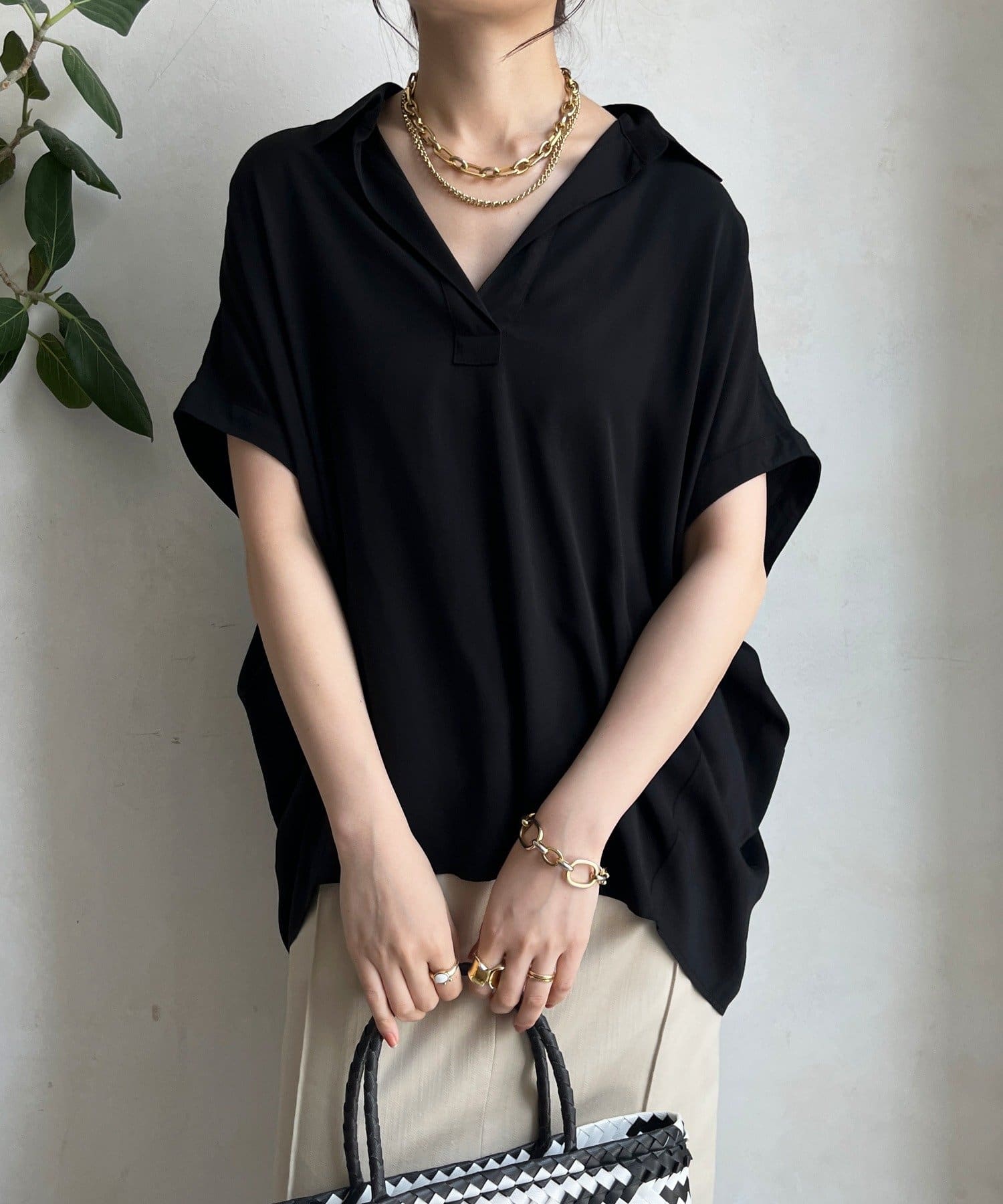 ■2025 SPRING & SUMMER ITEM■こなれ感漂う、大人のためのリラックスシャツ首元に抜け感のあるデザインがポイントのスキッパーブラウス。お袖はふんわりと二の腕を隠してくれる安