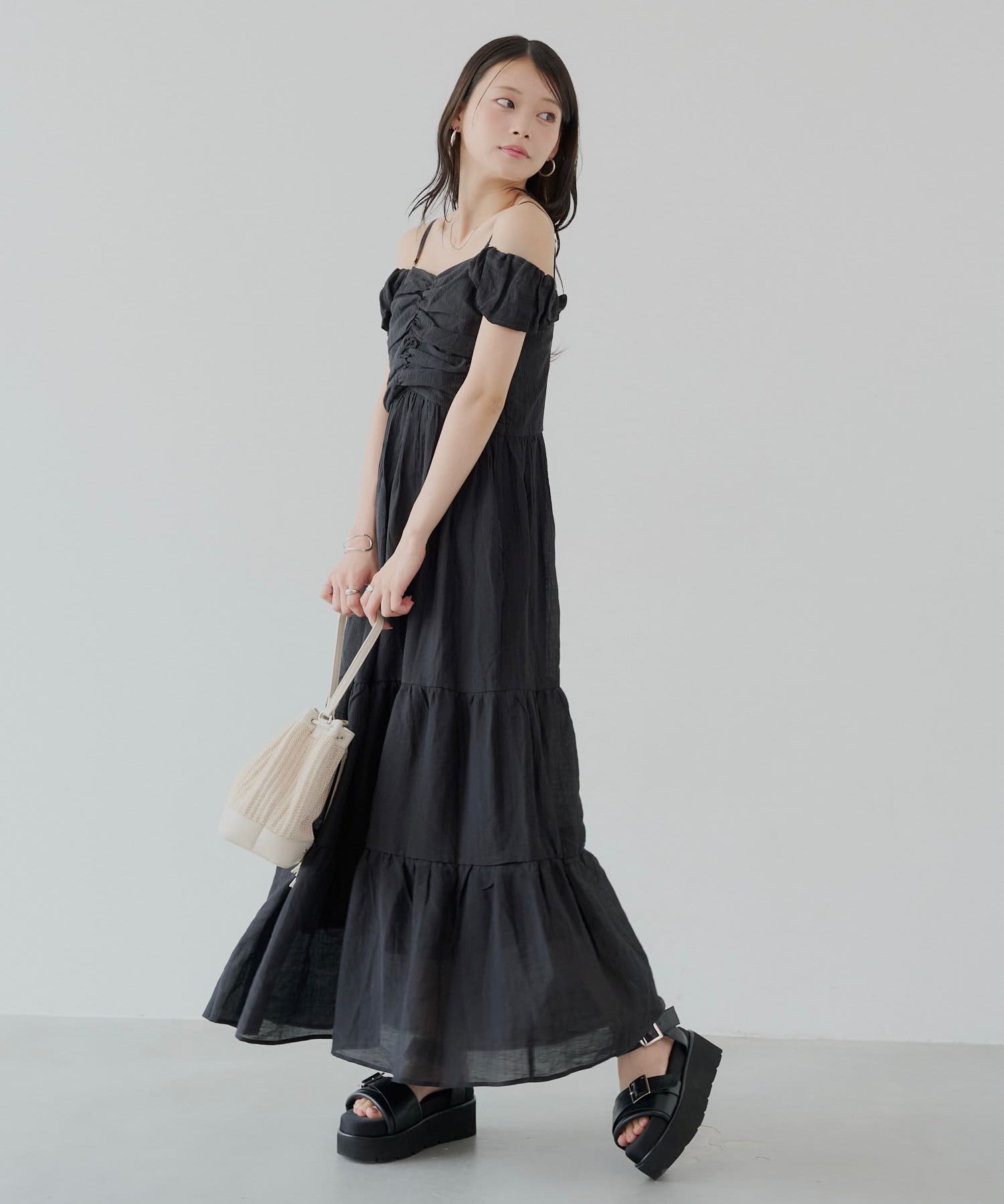 大人の甘さを引き出すロングワンピース▶商品ポイント・2way仕様なため、袖のフリルを落としてデコルテを美しく見せ、抜け感をプラスしても、　肩を落とさずに、上品に着こなせるのも魅力です！・バスト部分のシ