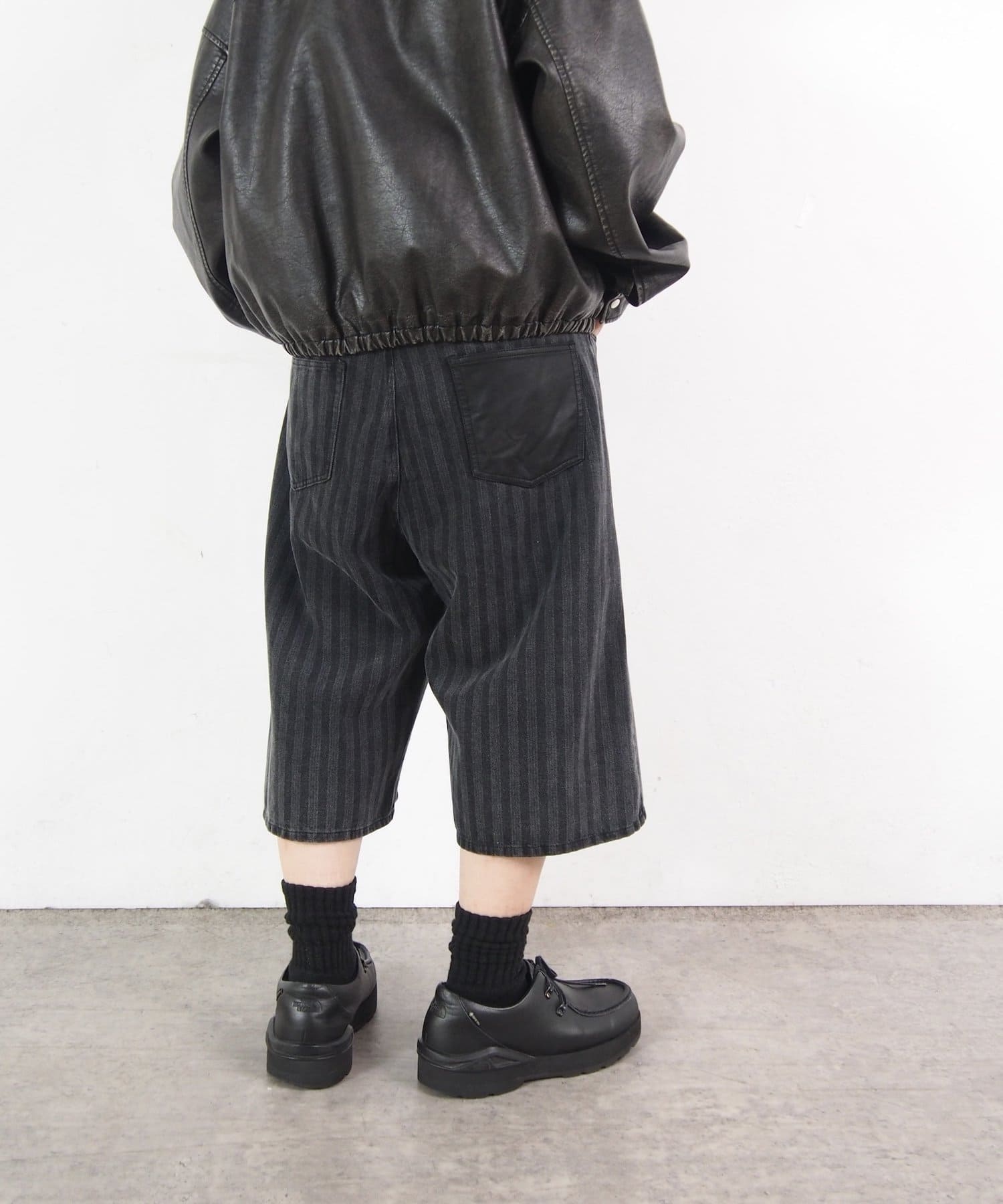 ■DESIGN今季注目のハーフパンツ。シルエットはトレンドのオーバーサイズに。デニムの中でも右撚り糸と左撚りの糸をストライプ状に配列して織るシャドウストライプを採用し、バックの片方のポケットには合皮の