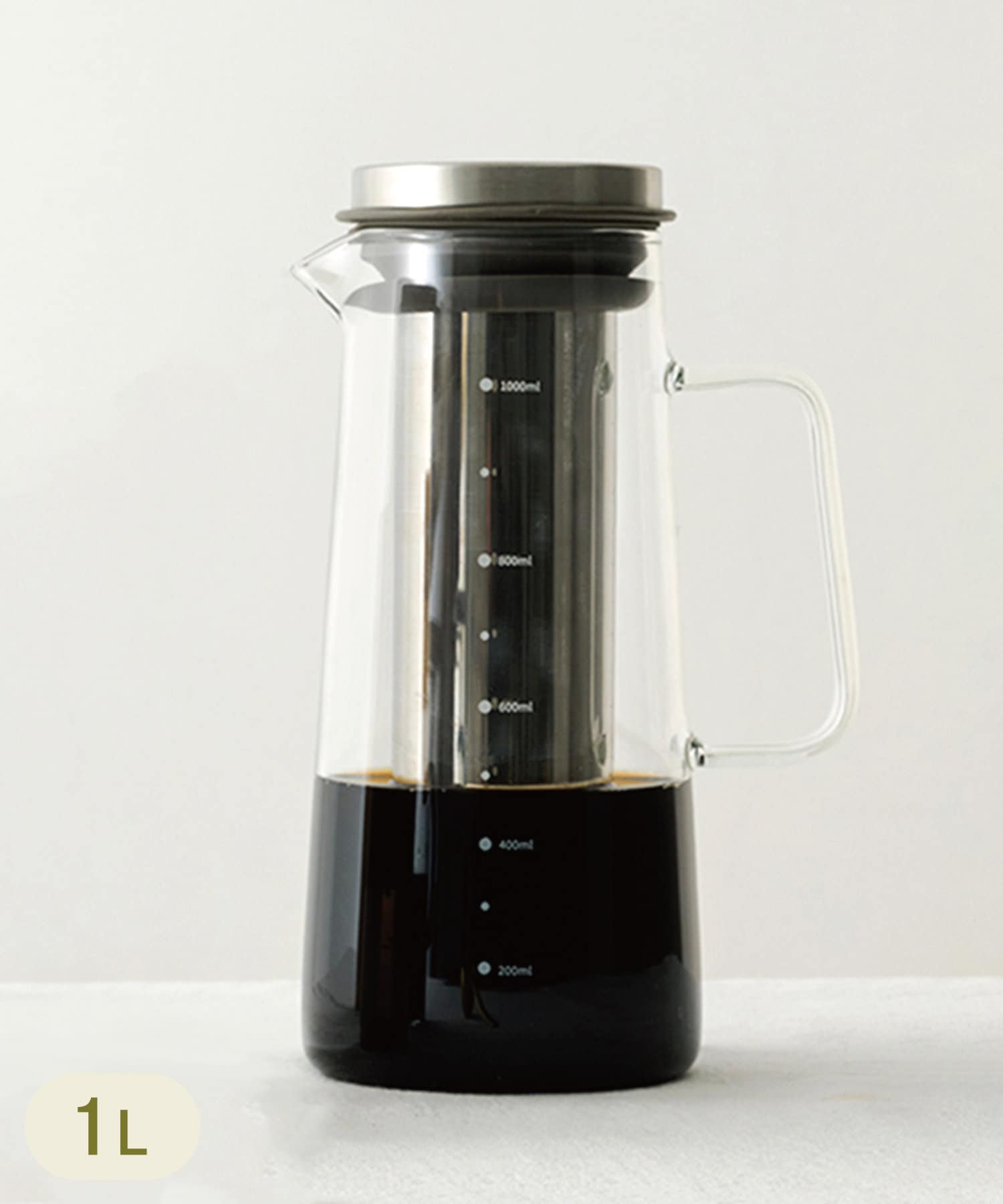 ●ステンレスのメッシュフィルター付きのピッチャーです。●コールドブリューコーヒーや水出し茶を作るのにぴったりです◎●容量が一目で確認できるメモリ付き！■仕様■使用可能：食洗機・乾燥機使用不可：電子レン
