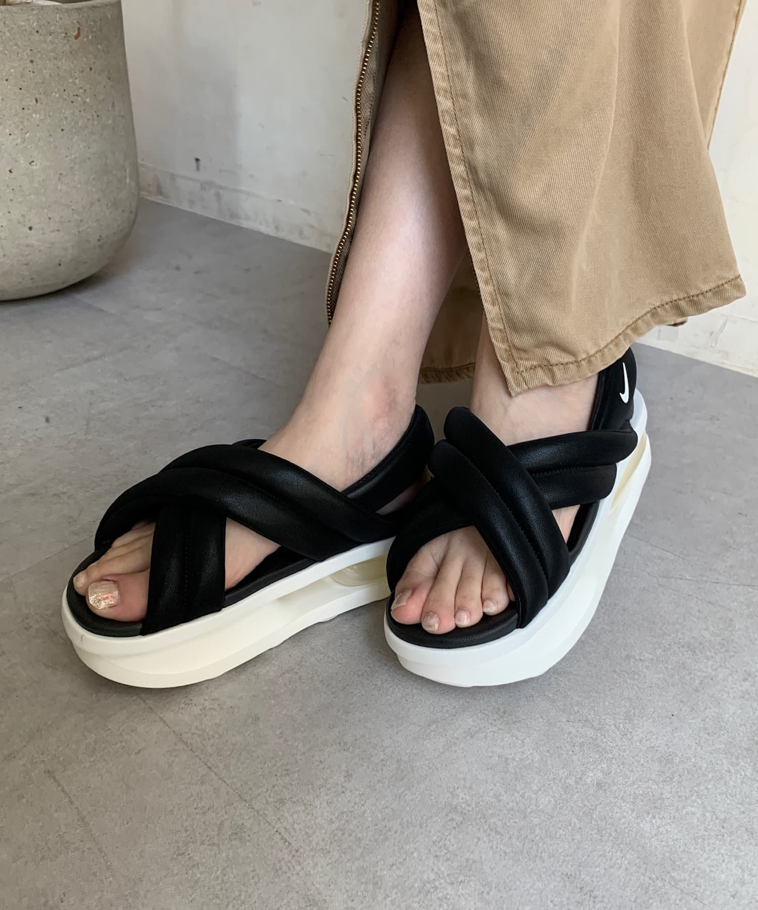 ■2025 SPRING & SUMMER ITEM■ワンランク上のクッショニングとスタイルを提供するエア マックス アイラ。足元で贅沢な休暇気分を味わえる一足です。パッド入りのベルベットのよ