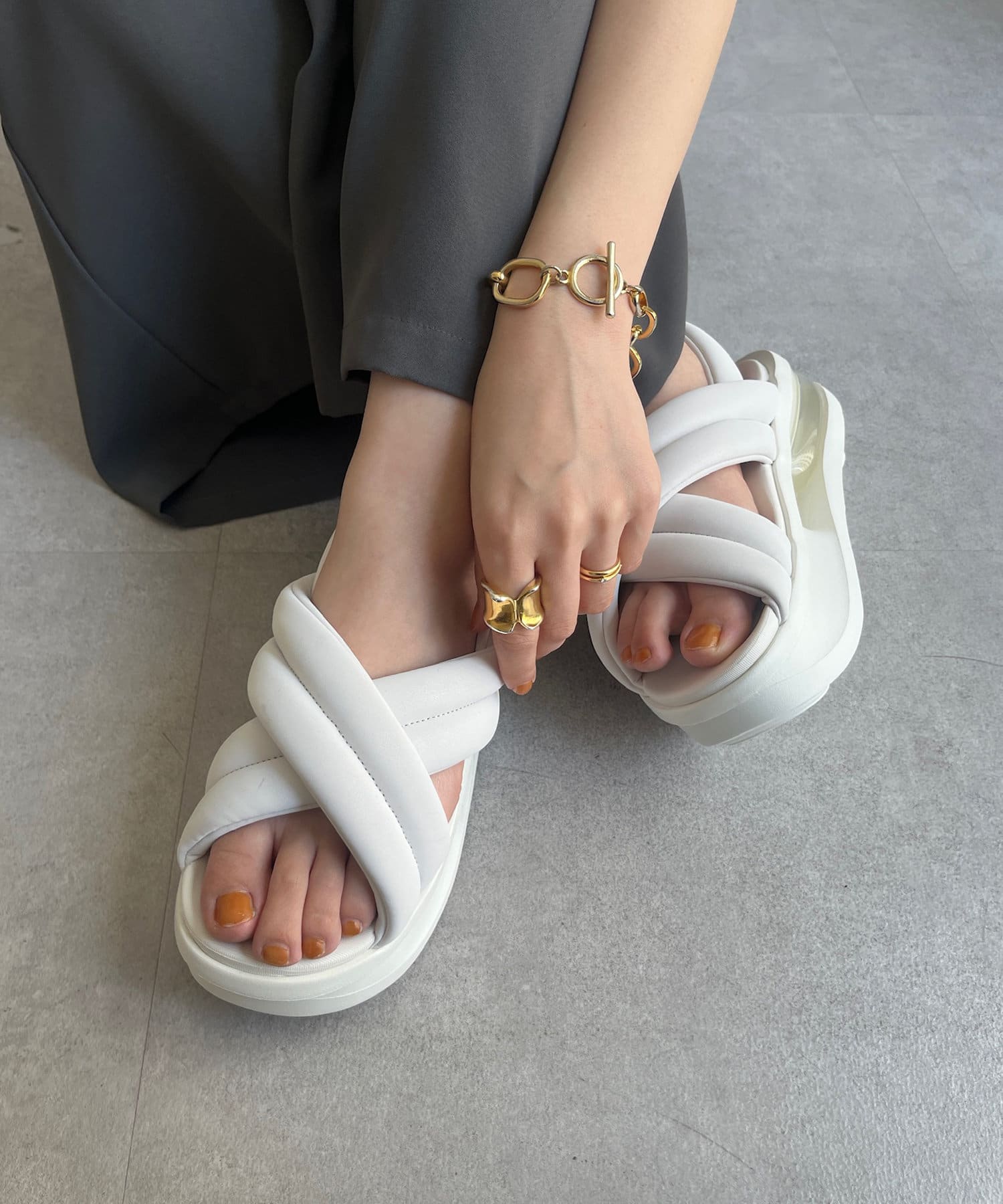 ■2025 SPRING & SUMMER ITEM■ワンランク上のクッショニングとスタイルを提供するエア マックス アイラ。足元で贅沢な休暇気分を味わえる一足です。パッド入りのベルベットのよ
