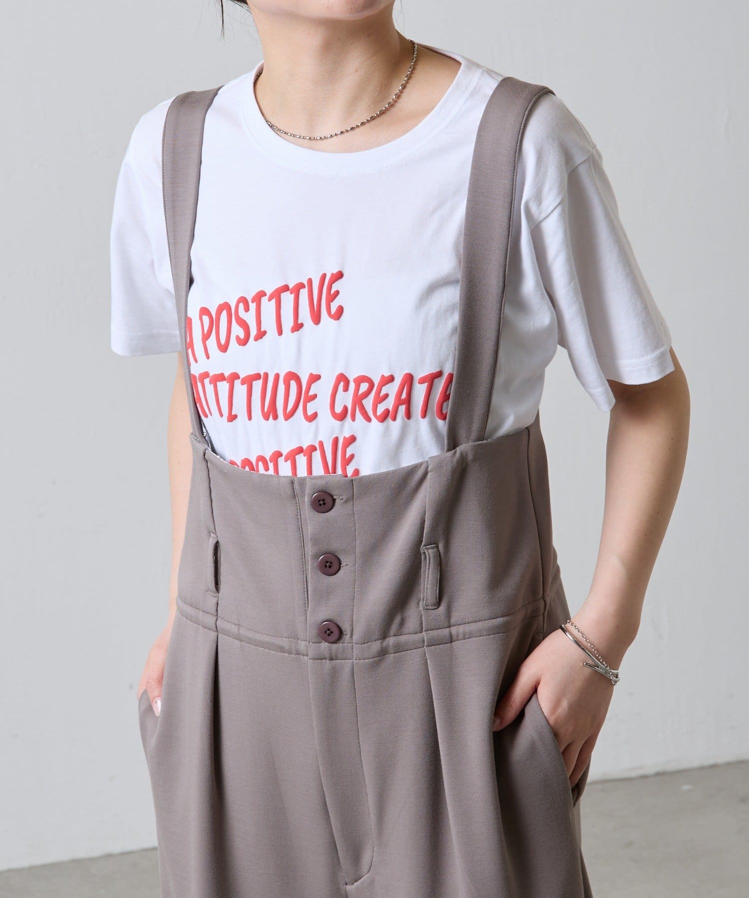 大人のカジュアルスタイルにマッチするロゴT【POINT】・フロントのカラープリントのロゴが目を惹くロゴTシャツ。・カジュアルになりすぎないよう、襟ぐりは少し広めにして抜け感を演出。・少し立体感のある発