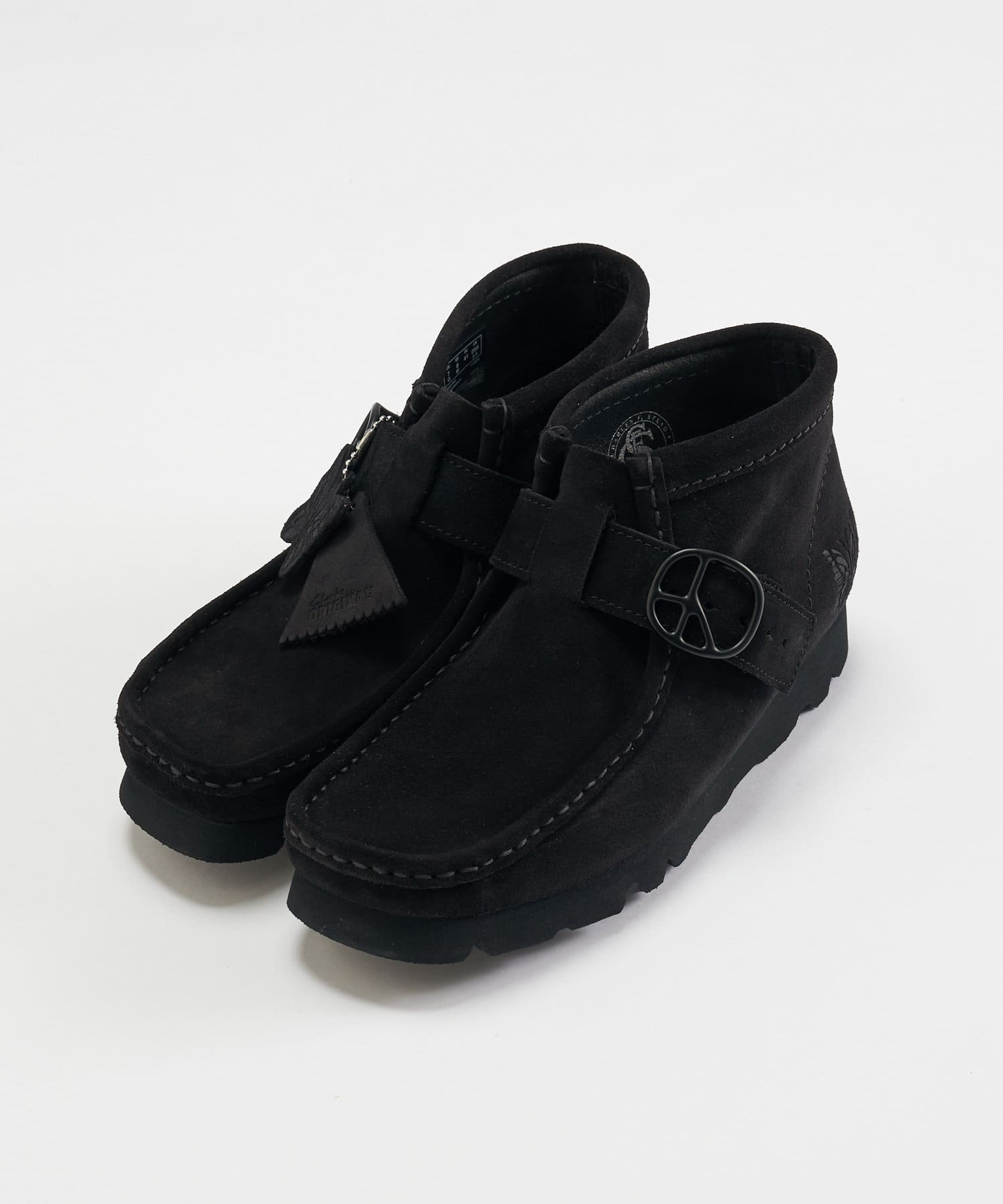 ピースバックルが特徴のワラビーが登場▼ポイント〈NEEDLES〉と英国のシューズメーカー〈CLARKS ORIGINALS〉のコラボレーションアイテムがリリースされています。1966年に誕生した〈CL