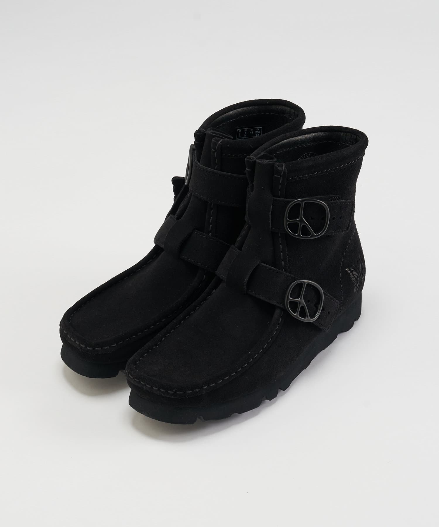 ピースバックルが特徴のワラビーが登場 ▼ポイント〈NEEDLES〉と英国のシューズメーカー〈CLARKS ORIGINALS〉のコラボレーションアイテムがリリースされています。1966年に誕生した〈C