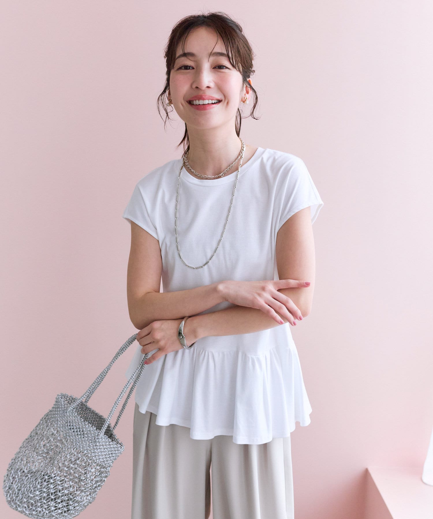 大人の女性にぴったりの上品な甘さを添えるカットソー●デザインシンプルなクルーネックのTシャツに、アシンメトリーなフリルをあしらったデザイン。トレンドのペプラムのシルエットも相まってさりげない個性をプラ