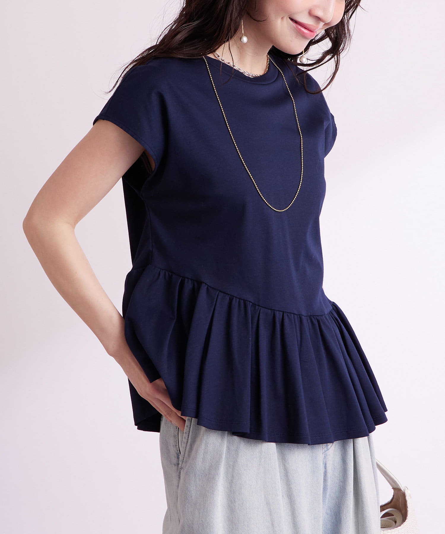 大人の女性にぴったりの上品な甘さを添えるカットソー●デザインシンプルなクルーネックのTシャツに、アシンメトリーなフリルをあしらったデザイン。トレンドのペプラムのシルエットも相まってさりげない個性をプラ