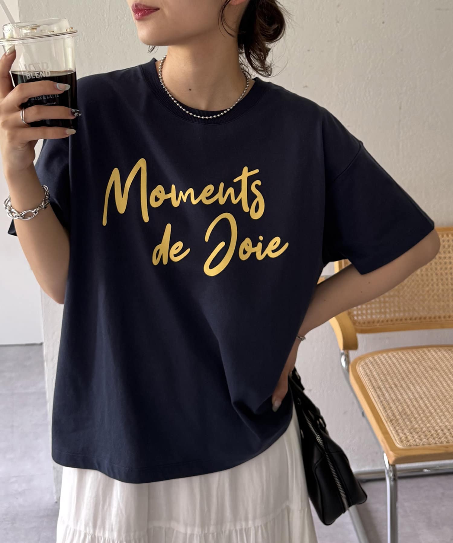 DISCOAT ONLINE LIMITED ITEM大人カジュアルにおすすめのTシャツ●デザイン手書き風の筆記体ロゴは、柔らかさと抜け感を演出しながらも、しっかりとした存在感があり着こなしの主役にな