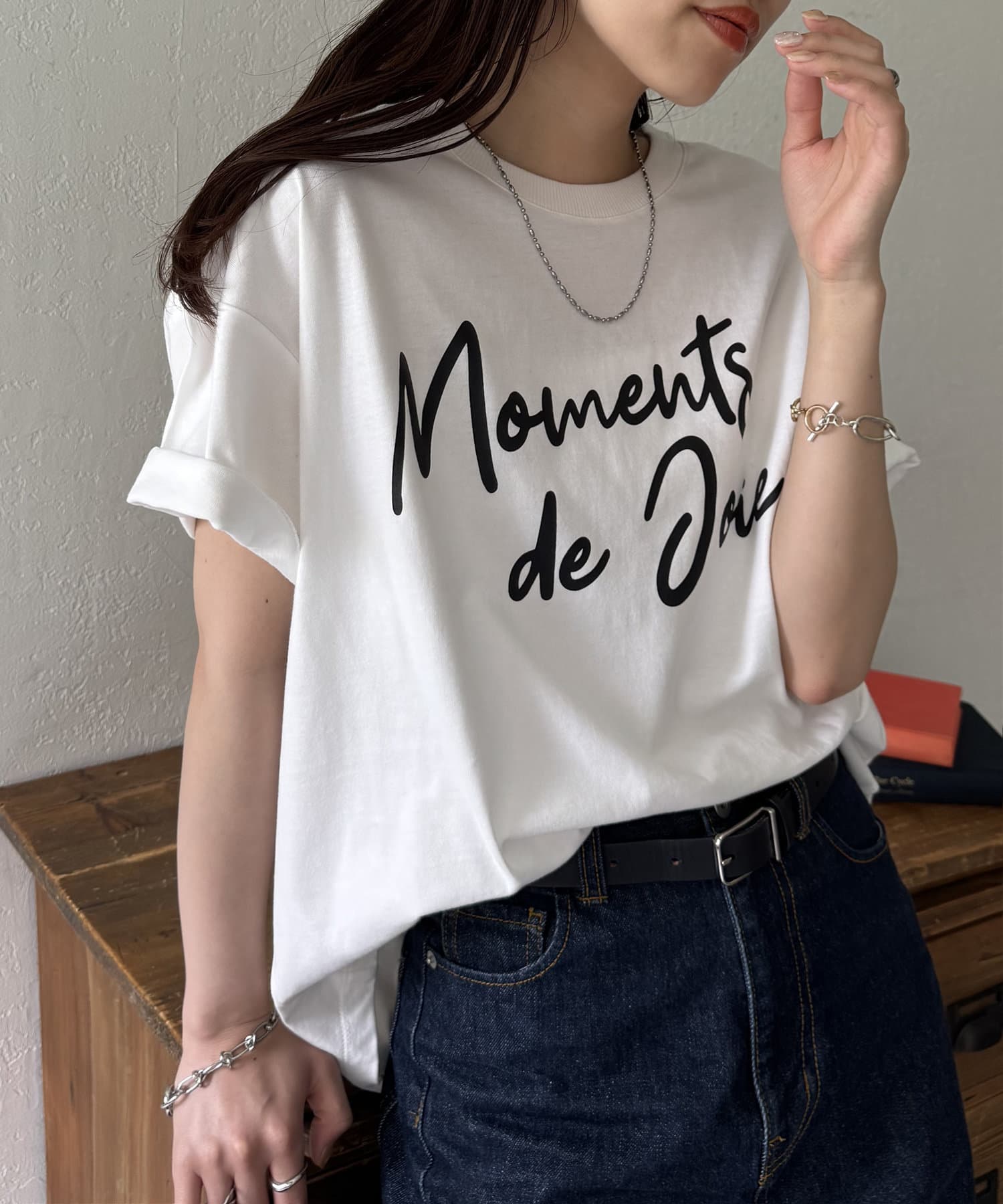 DISCOAT ONLINE LIMITED ITEM大人カジュアルにおすすめのTシャツ●デザイン手書き風の筆記体ロゴは、柔らかさと抜け感を演出しながらも、しっかりとした存在感があり着こなしの主役にな