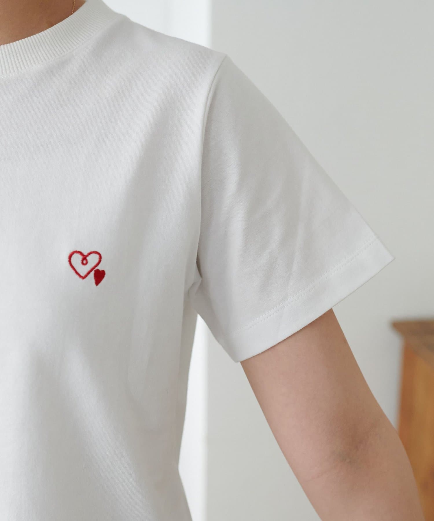DISCOAT(ディスコート) 【9色展開】線抜きハート刺繍コンパクト半袖Tシャツ《WEB限定》