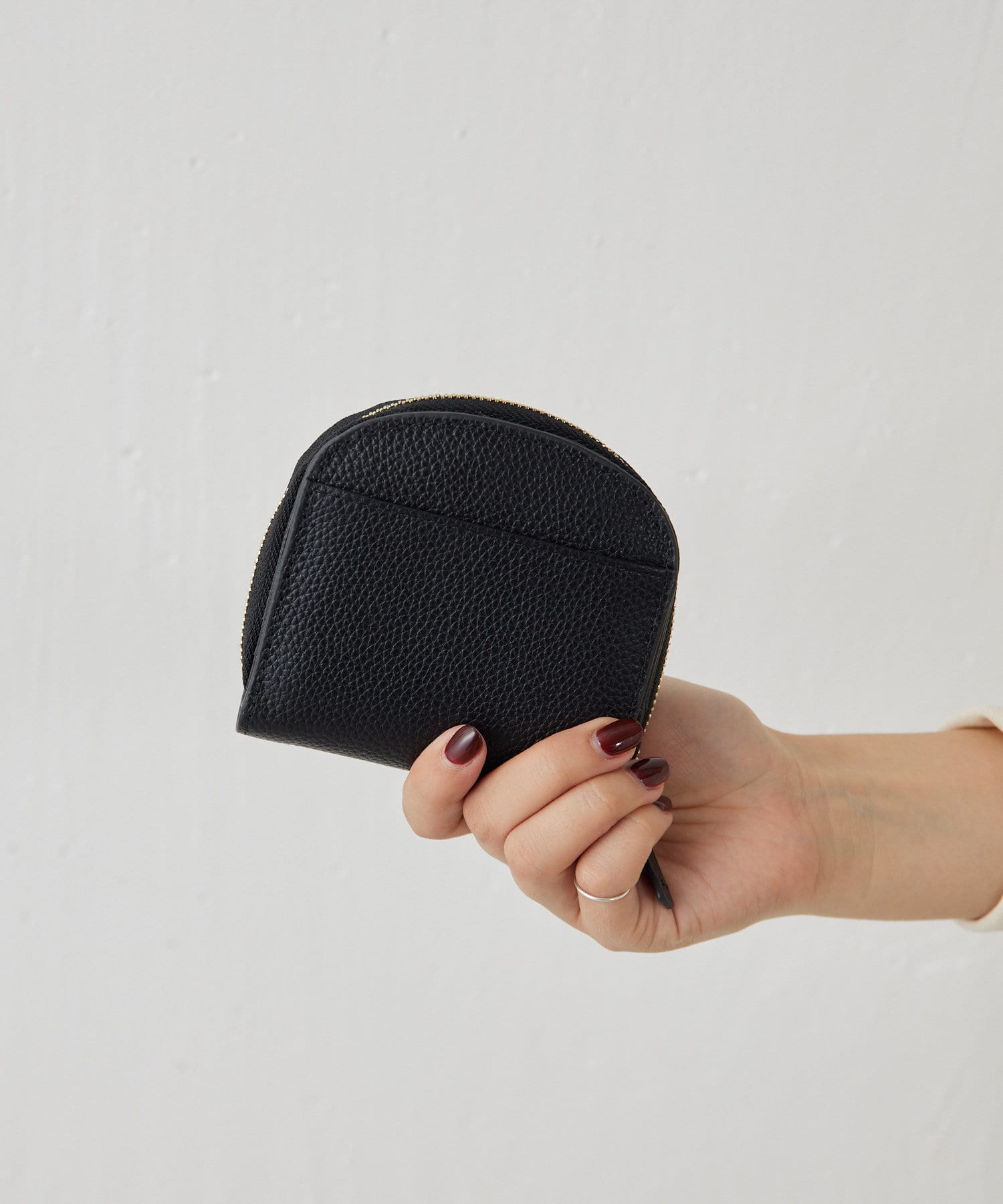 イアパピヨネ レザーリング付き ラウンドミディアム 折り財布 ブラック