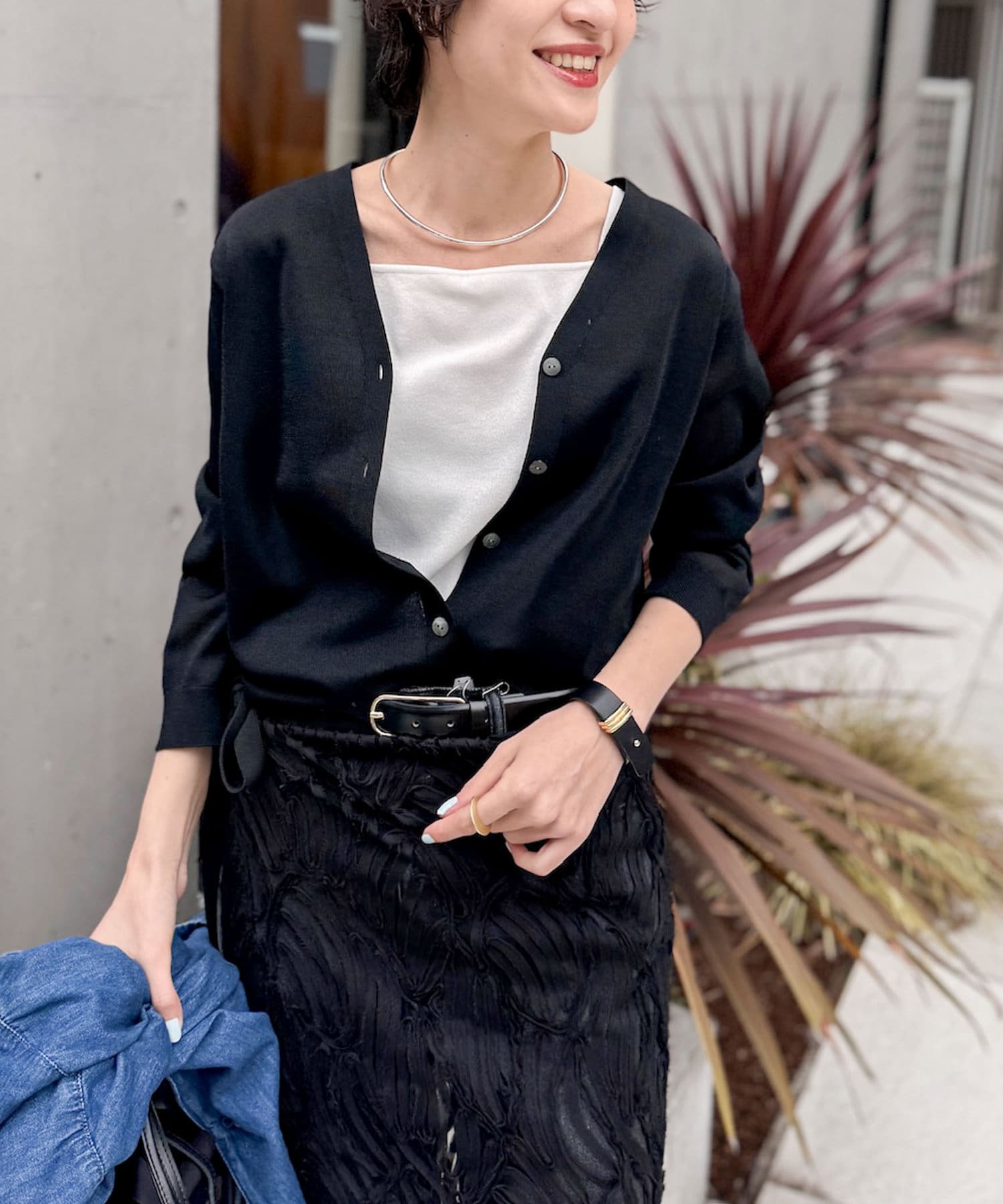 ◇25SS◇NOLLEY'S◆Point・シアー感のある軽やかな素材のVネックカーディガン・シンプルでどんなシーンやコーデにもマッチする1枚・身幅はゆとりがあり、丈は少し短めのバランスで、様