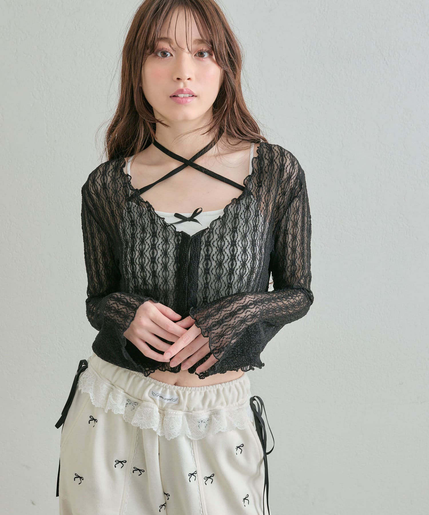 レイヤードコーデが簡単に完成するセットアイテム■デザイン・繊細なレースの上品な透け感でさりげない肌見せが叶い、大人可愛い雰囲気を演出できます。・カーディガンはピタっとしすぎないシルエットで華奢見えして