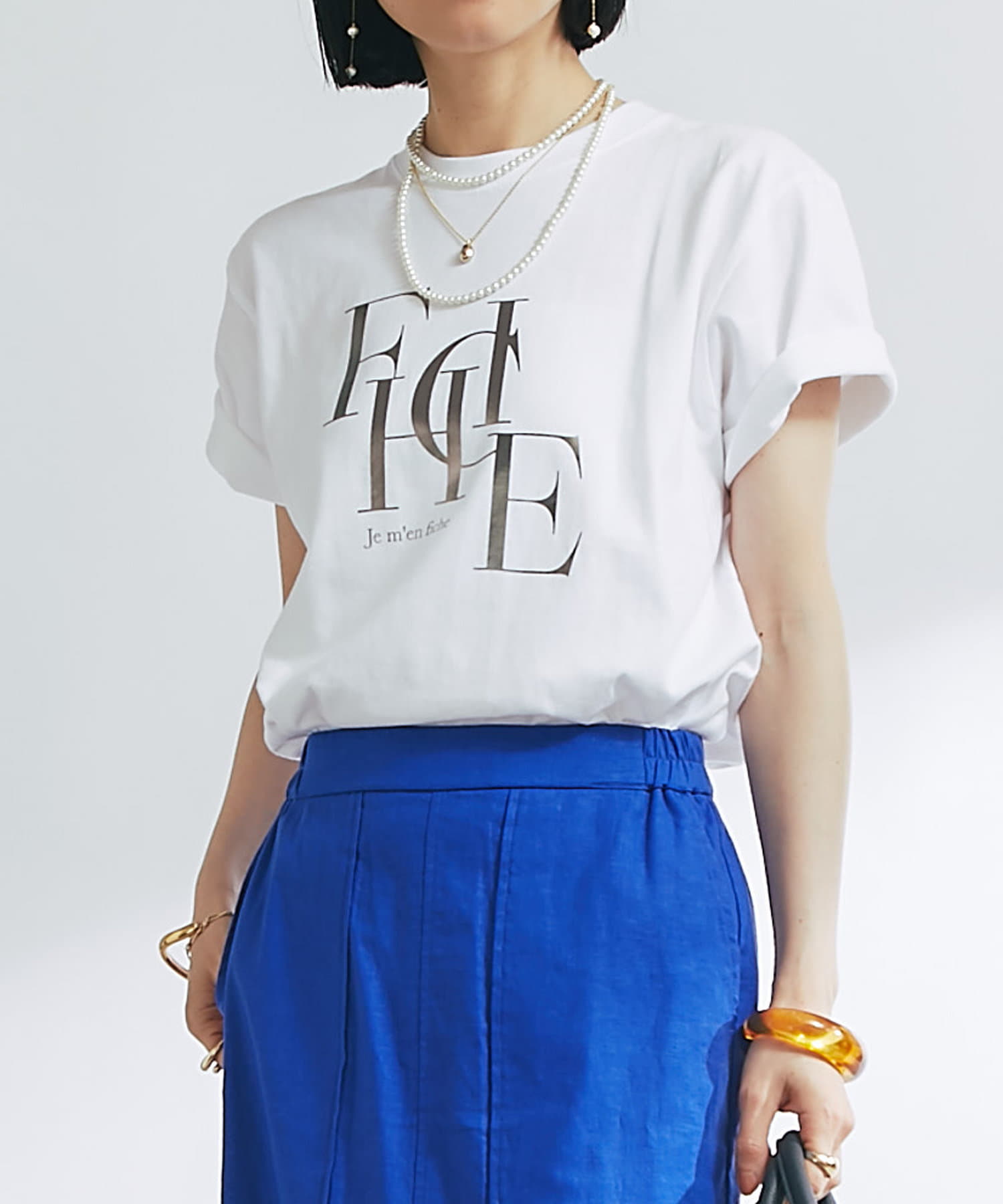 着心地に優れた大人カジュアルなTシャツ商品ポイント・大人のキレイめカジュアルを叶える1着です◎・綿100％の優しい肌触りの生地で仕上げらているので着心地に優れています。・ラメフロッキーのロゴがアクセン