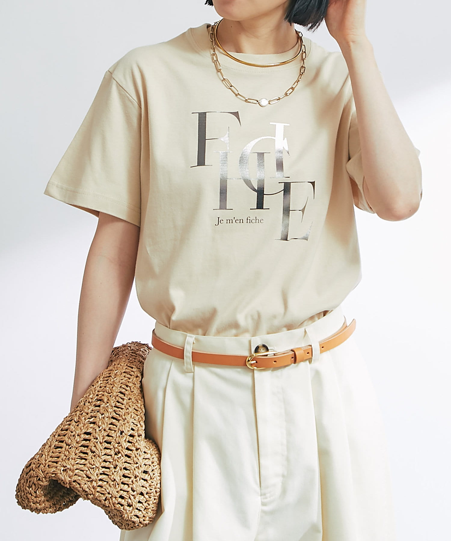 着心地に優れた大人カジュアルなTシャツ商品ポイント・大人のキレイめカジュアルを叶える1着です◎・綿100％の優しい肌触りの生地で仕上げらているので着心地に優れています。・ラメフロッキーのロゴがアクセン