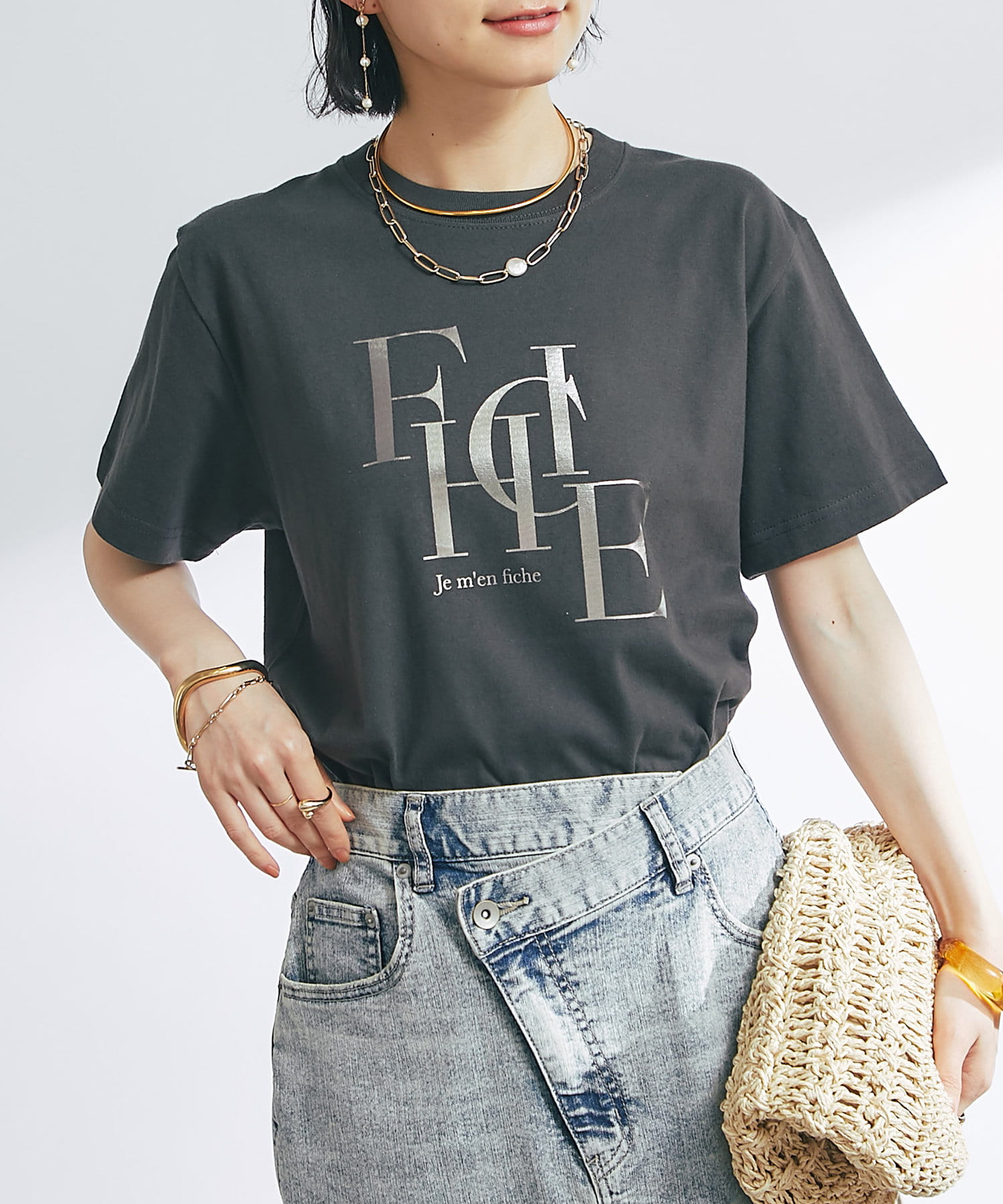 着心地に優れた大人カジュアルなTシャツ商品ポイント・大人のキレイめカジュアルを叶える1着です◎・綿100％の優しい肌触りの生地で仕上げらているので着心地に優れています。・ラメフロッキーのロゴがアクセン
