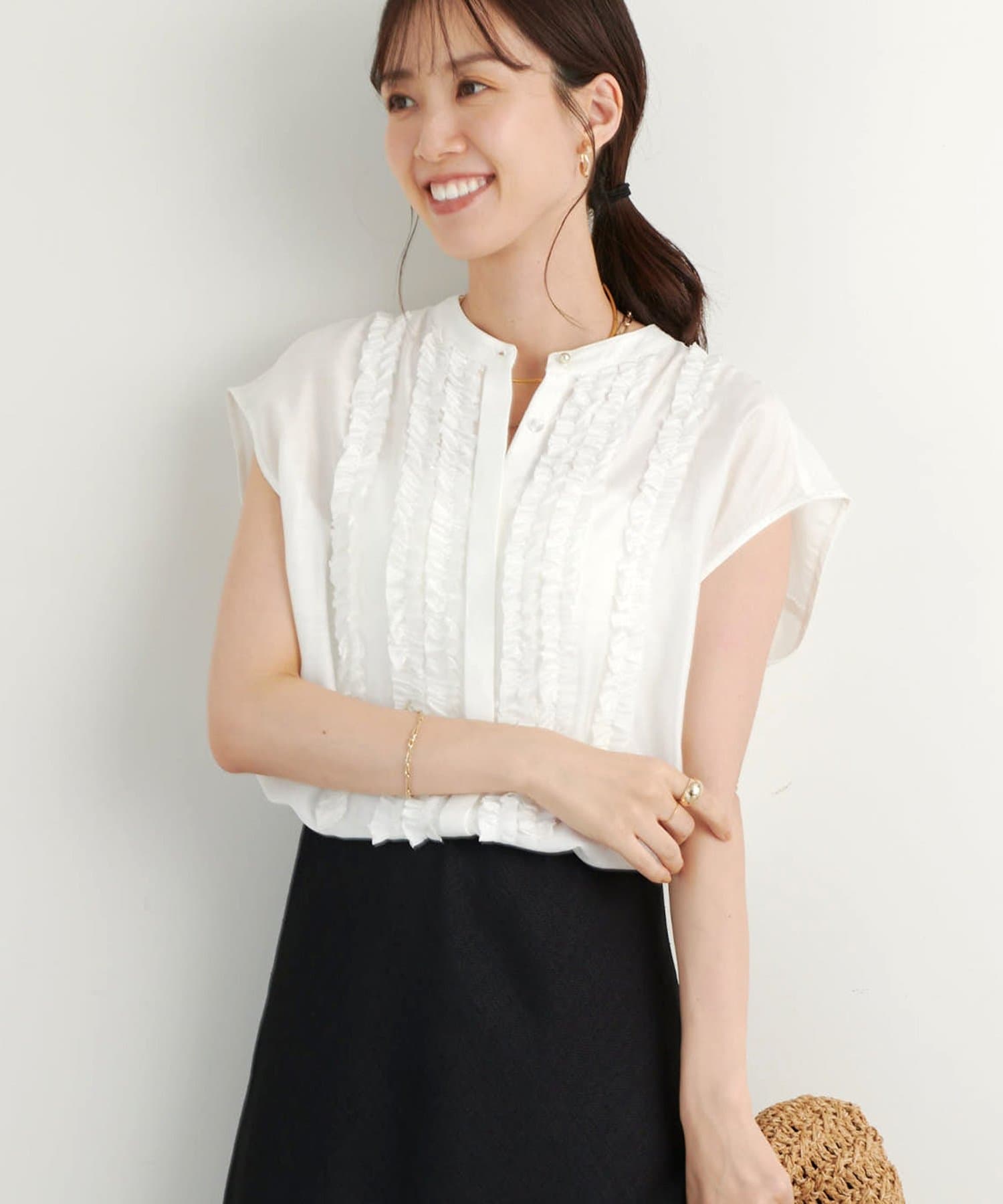 大人ガーリーな雰囲気を演出してくれるブラウス商品ポイント・フリルがふんだんにあしらわれたフロントデザインが目を惹く、大人ガーリーなムード漂うブラウス。・パール風のボタンデザインも、さりげなくこなれ感を